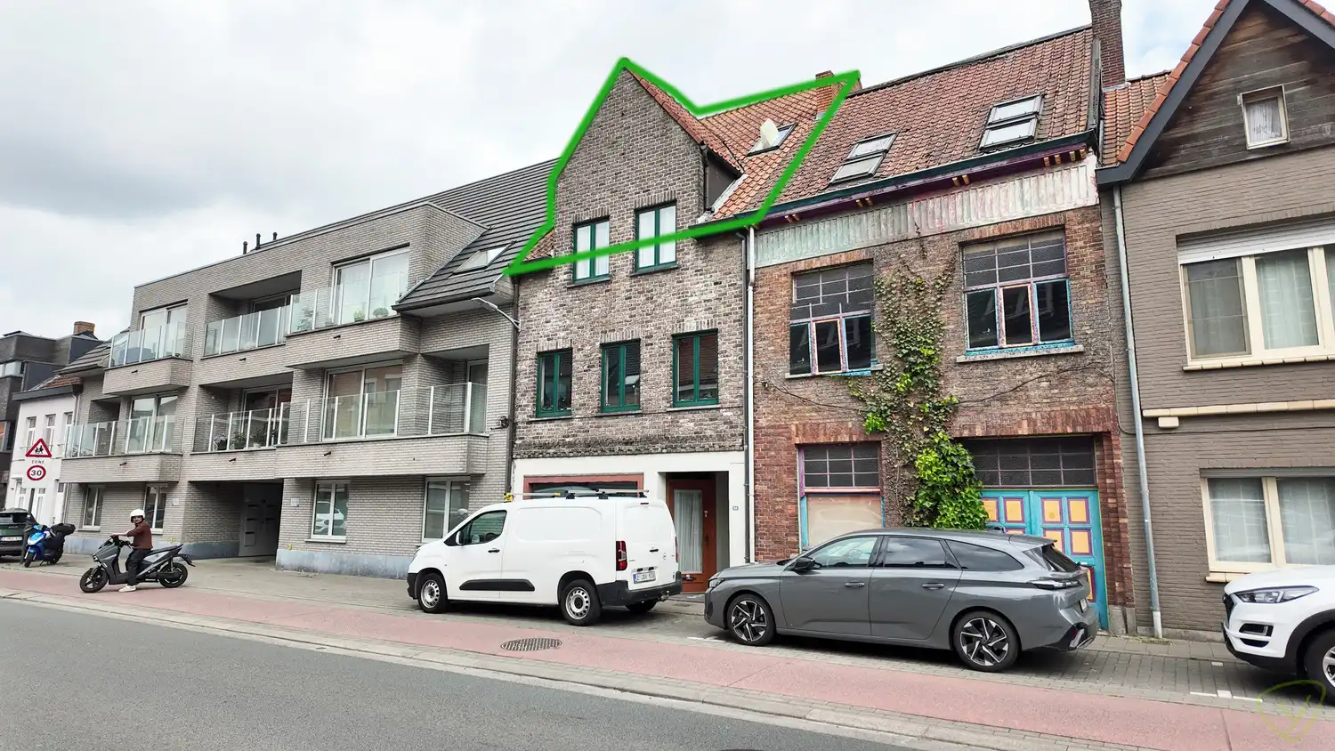 Zonnige en lichte studio op de derde verdieping, vlakbij het Eeklose handelscentrum! foto {{pictureIndex}}