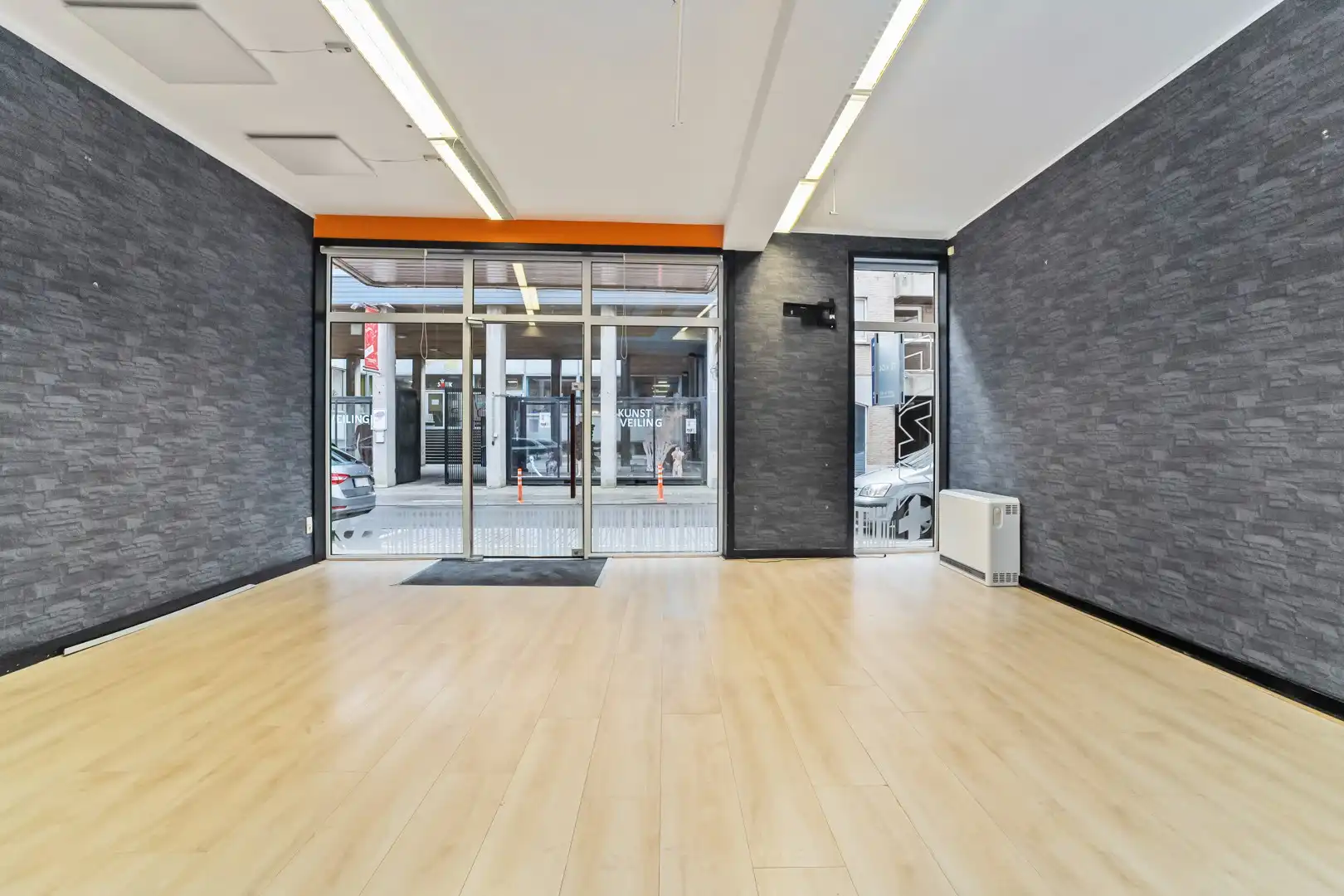 Verhuurd handelspand met parkeermogelijkheid te centrum Roeselare! foto 6