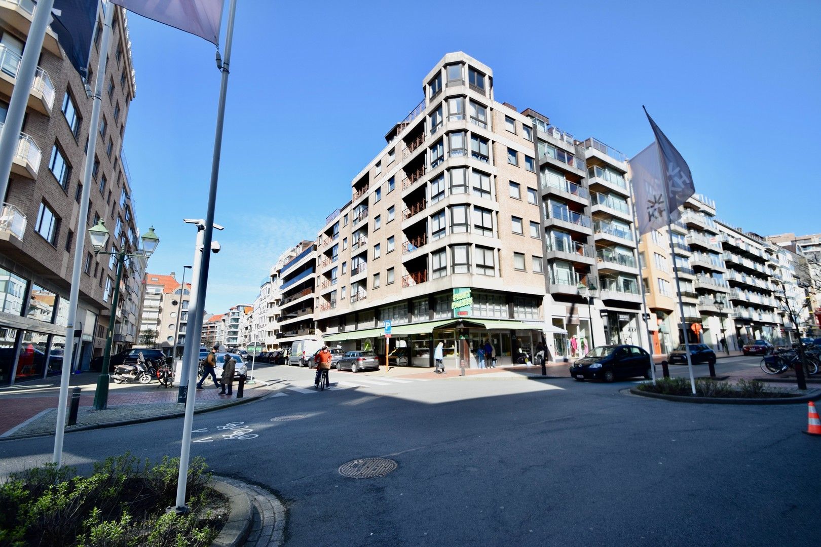 Commercieel handelspand te koop op de Lippenslaan, topligging. foto 6