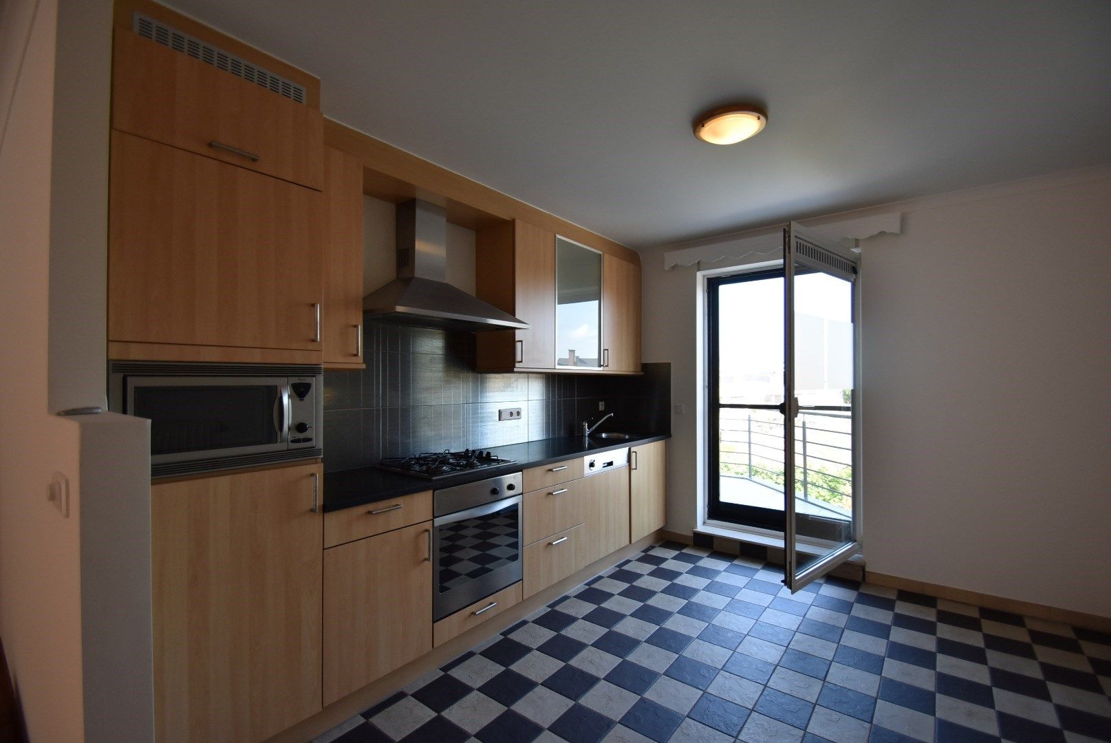 Degelijk 2-slaapkamer appartement met autostandplaats + in hartje Bilzen foto 10