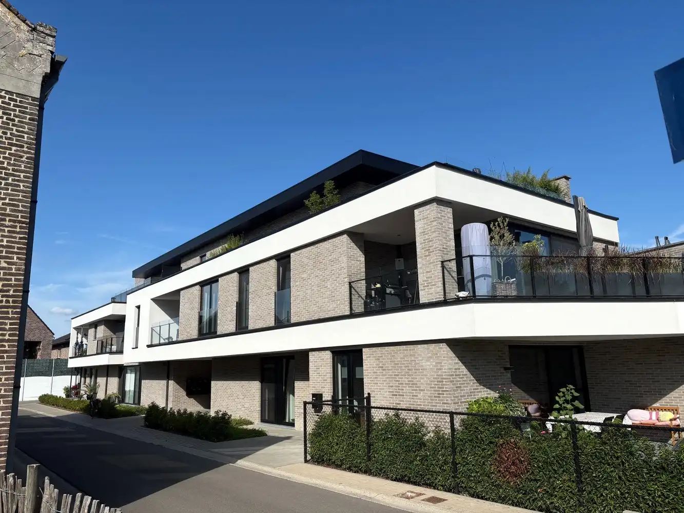 Prachtig recent appartement (3 slk + terras) met parking en berging op rustige locatie aan het kanaal. foto 4