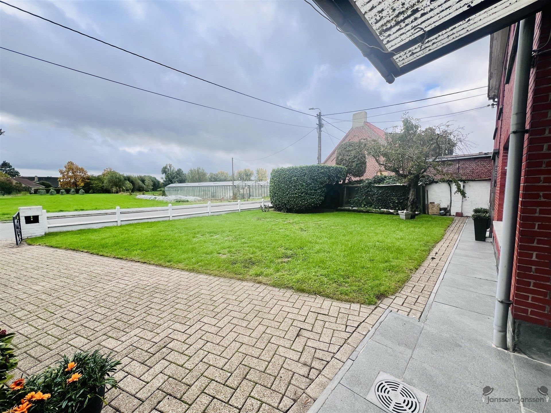 Te renoveren vrijstaande woning foto 2