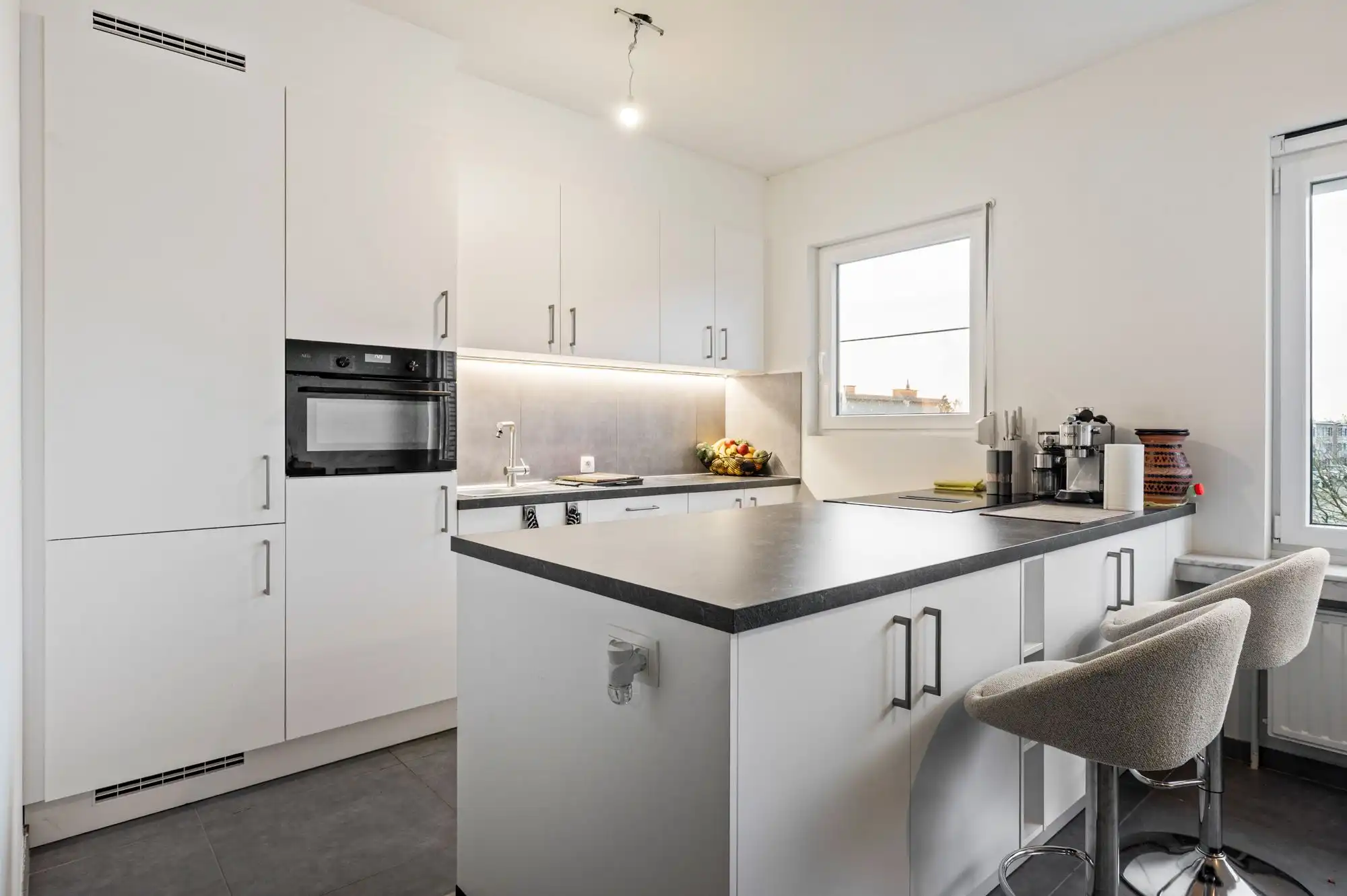 Volledig gerenoveerd 2-slaapkamerappartement met terras, garagebox en groen uitzicht! foto 3