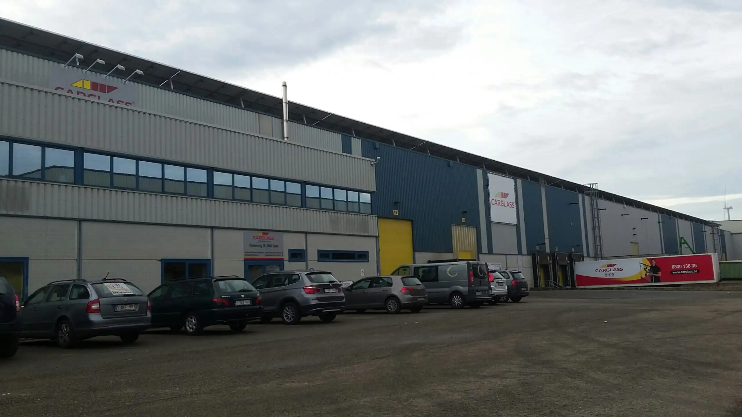 Te Huur Genk: Magazijn met kades en poort  foto 6