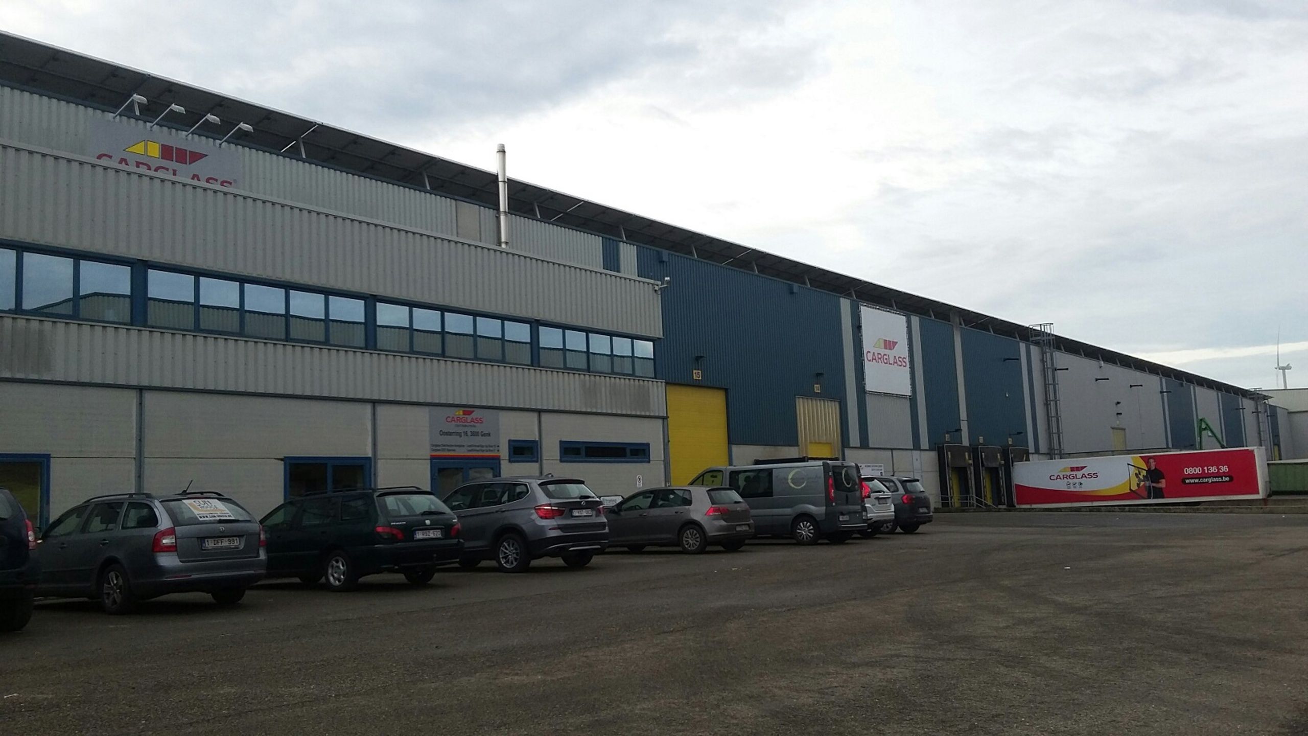 Te Huur Genk: Magazijn met kades en poort  foto 6