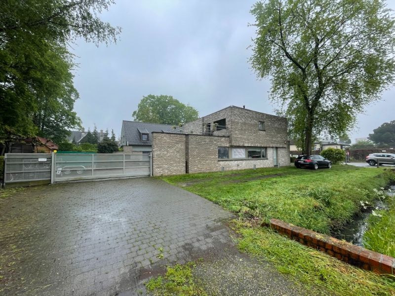 Moderne energiezuinige woning met mooie tuin en garage foto 2