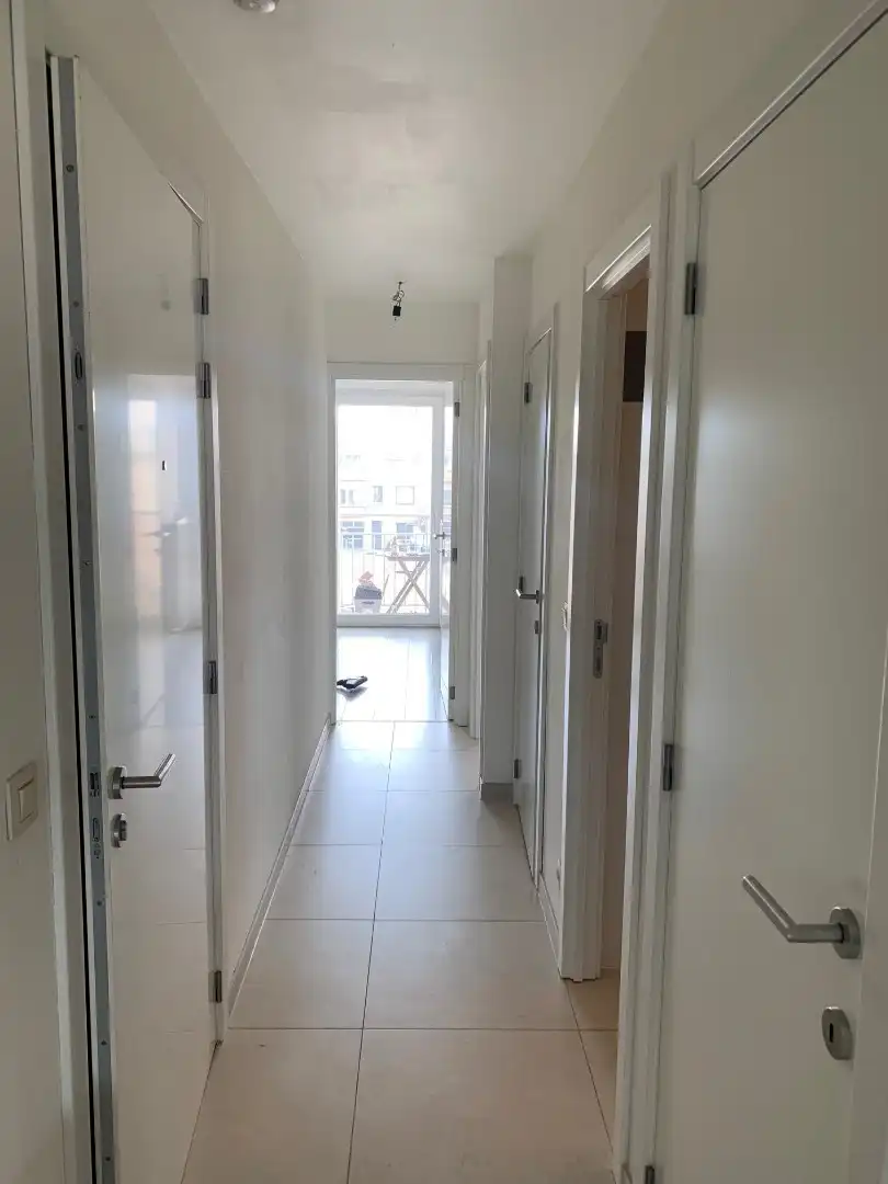 Ongemeubeld tweeslaapkamer-appartement in moderne residentie in Mariakerke foto 4