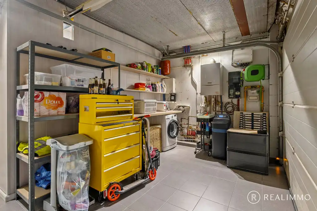 Ruime hedendaagse villa met zwembad in een gegeerde residentiële omgeving foto 29