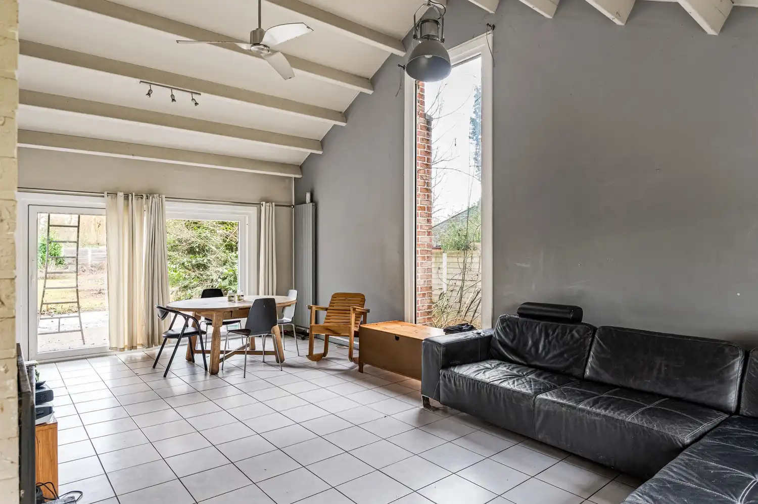 Te renoveren open bebouwing met 3 slaapkamers & grote tuin te Schoten! foto 2