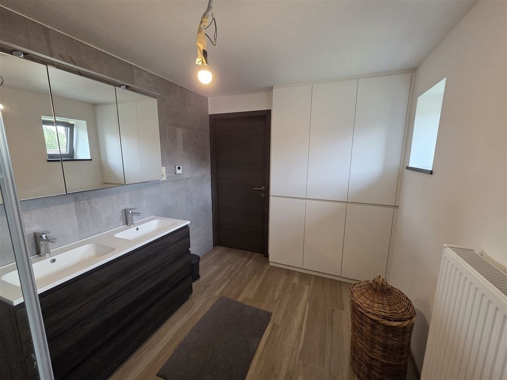 Mooie gerenoveerde energiezuinige  open bebouwing met hangaar en bijgebouwen foto 26