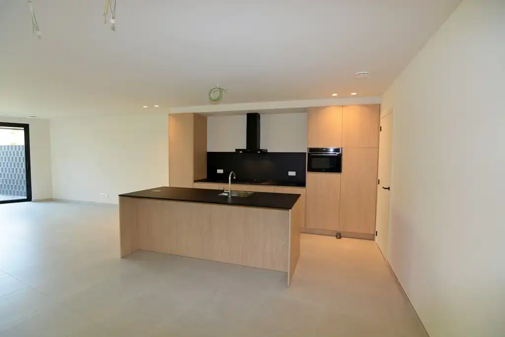 Gelijkvloers nieuwbouwappartement 124 m² met 2 slpk, tuintje en 2 autostandplaatsen. foto 8