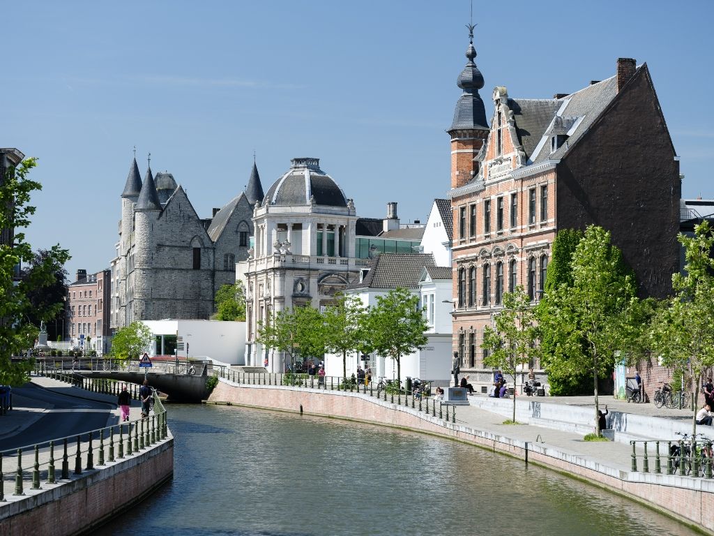 Hoofdfoto van de publicatie: Te renoveren woning (BVO 163 m²) op een absolute toplocatie aan het water