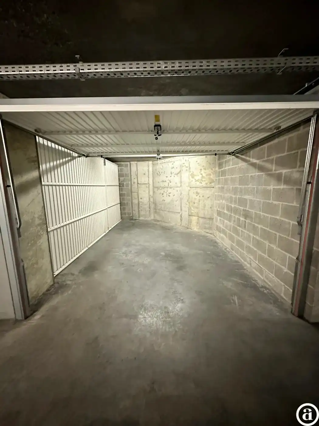 Garagebox in de residentie Long Beach, heel goed gelegen op de Kustlaan vlakbij het Albertplein. foto 2