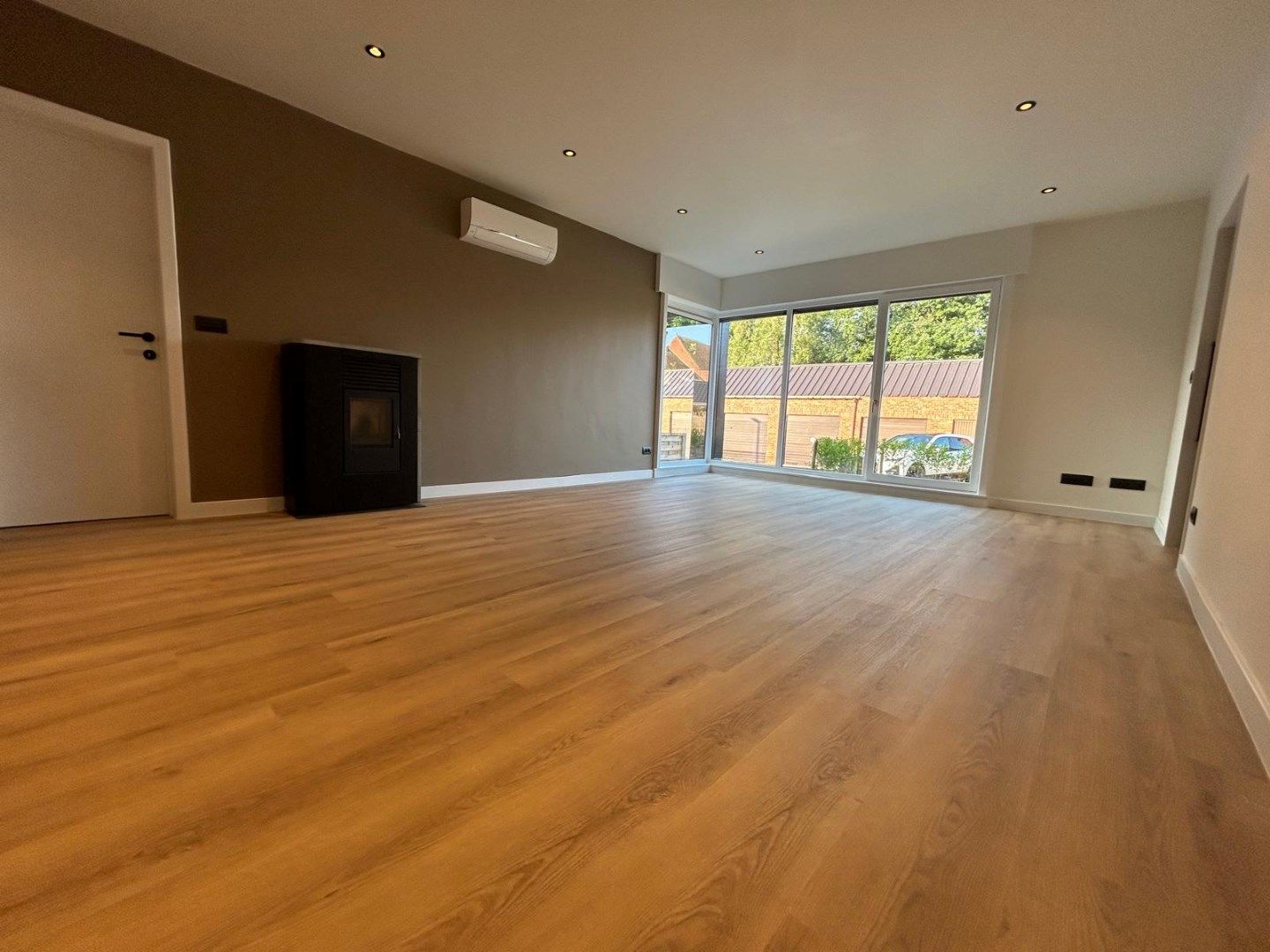 PRACHTIG GERENOVEERDE WONING MET 1 SLAAPKAMER EN GARAGE IN HARTJE DENTERGEM foto 2