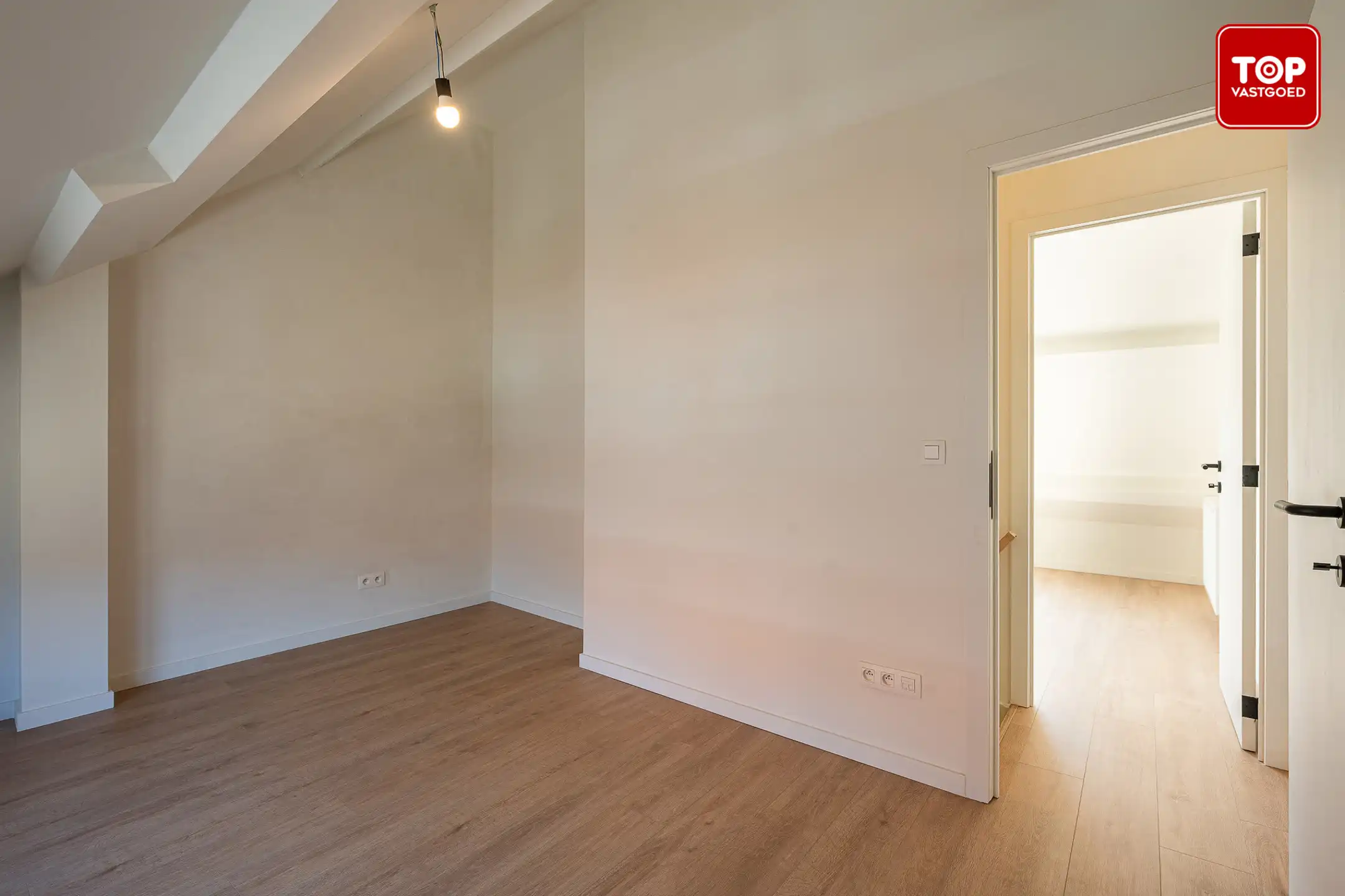 Instapklare, totaal gerenoveerde woning op toplocatie! foto 20