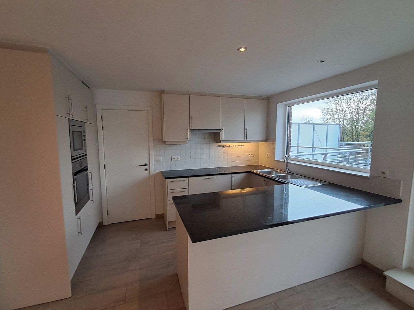 Ruim appartement met prachtig terras te Sijsele! foto 6