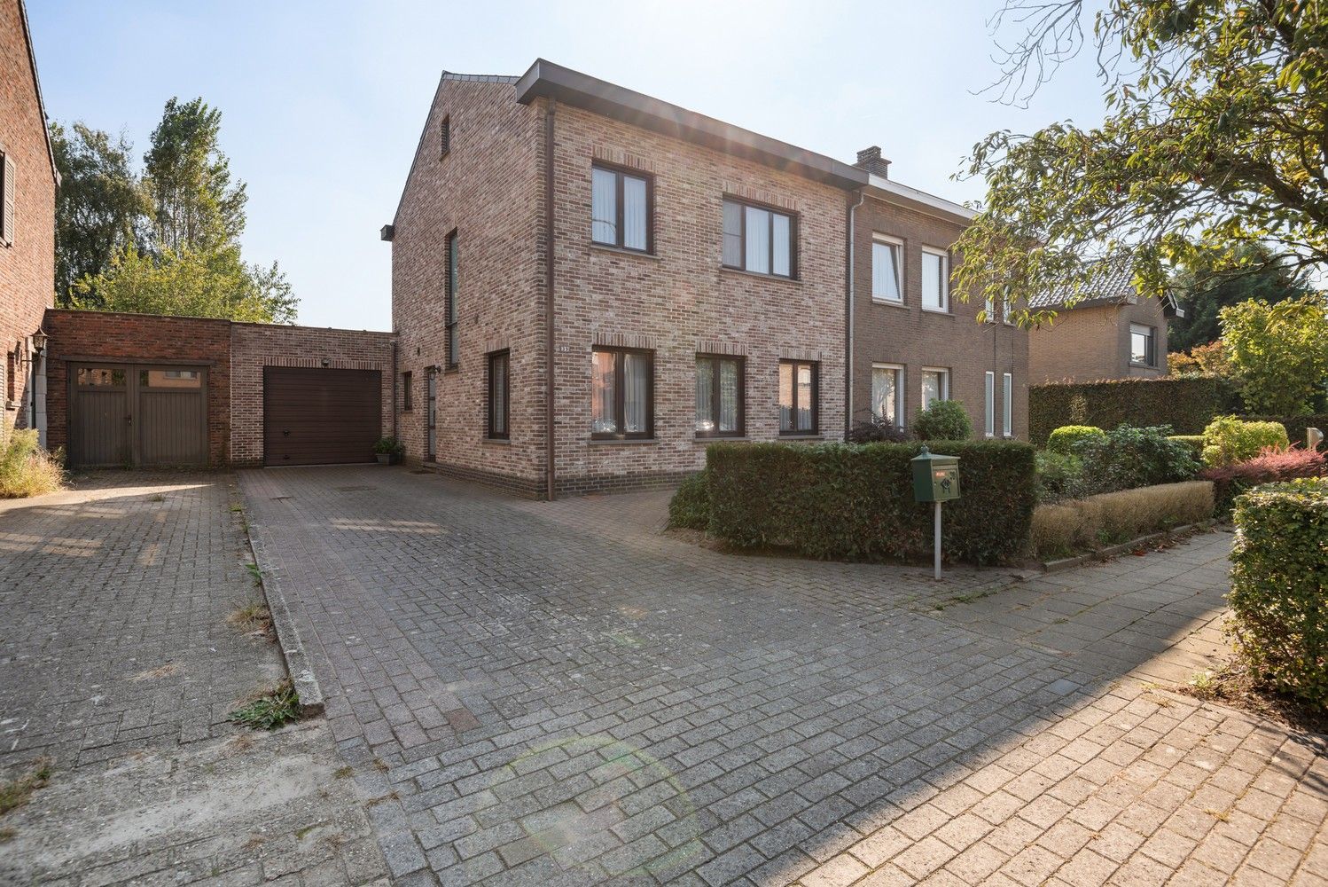 Halfopen woning met garage nabij het centrum van Wommelgem! foto 1