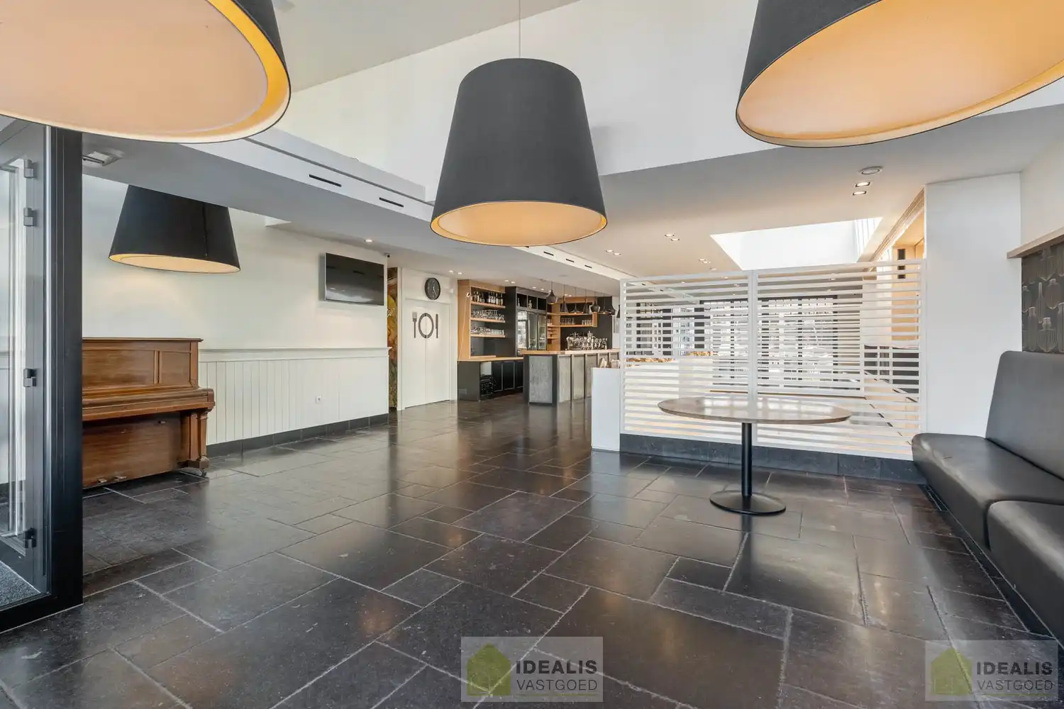 IDEALIS VASTGOED - “Het Brouwershof”, een prachtig pand met een rijke geschiedenis gelegen op het Itterplein op een unieke locatie!! Dit handelspand, een voormalige brasserie, omvat maar liefst ca.420m² bruikbare oppervlakte en is momenteel ingericht als horecazaak met een ruime brasserie met knappe bar, aansluitend volledig uitgeruste keuken, stijlvol ingerichte sigarenkamer, achterliggend een grote feestzaal,  en een ruim afgesloten terras met overdekte lounge. Daarnaast wordt ook het gerenoveerde duplex appartement, gelegen op de 1ste en 2de verdieping van maar liefst ca.155m² bewoonbare oppervlakte en voorzien van een ruime woonkamer met aansluitend keuken, badkamer voorzien van bad en douche, 3 slaapkamers en ruim dakterras aangeboden. Uiterst geschikt voor kandidaten op zoek naar een handelspand met woonst op een toplocatie midden in hartje Opitter, Bree! foto 6