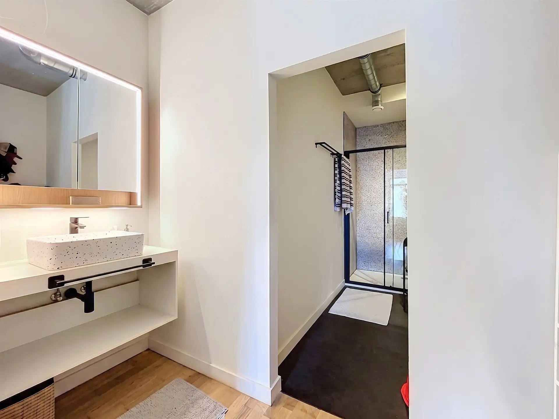 Modern gelijkvloers appartement met tuin van 200m²! foto 11
