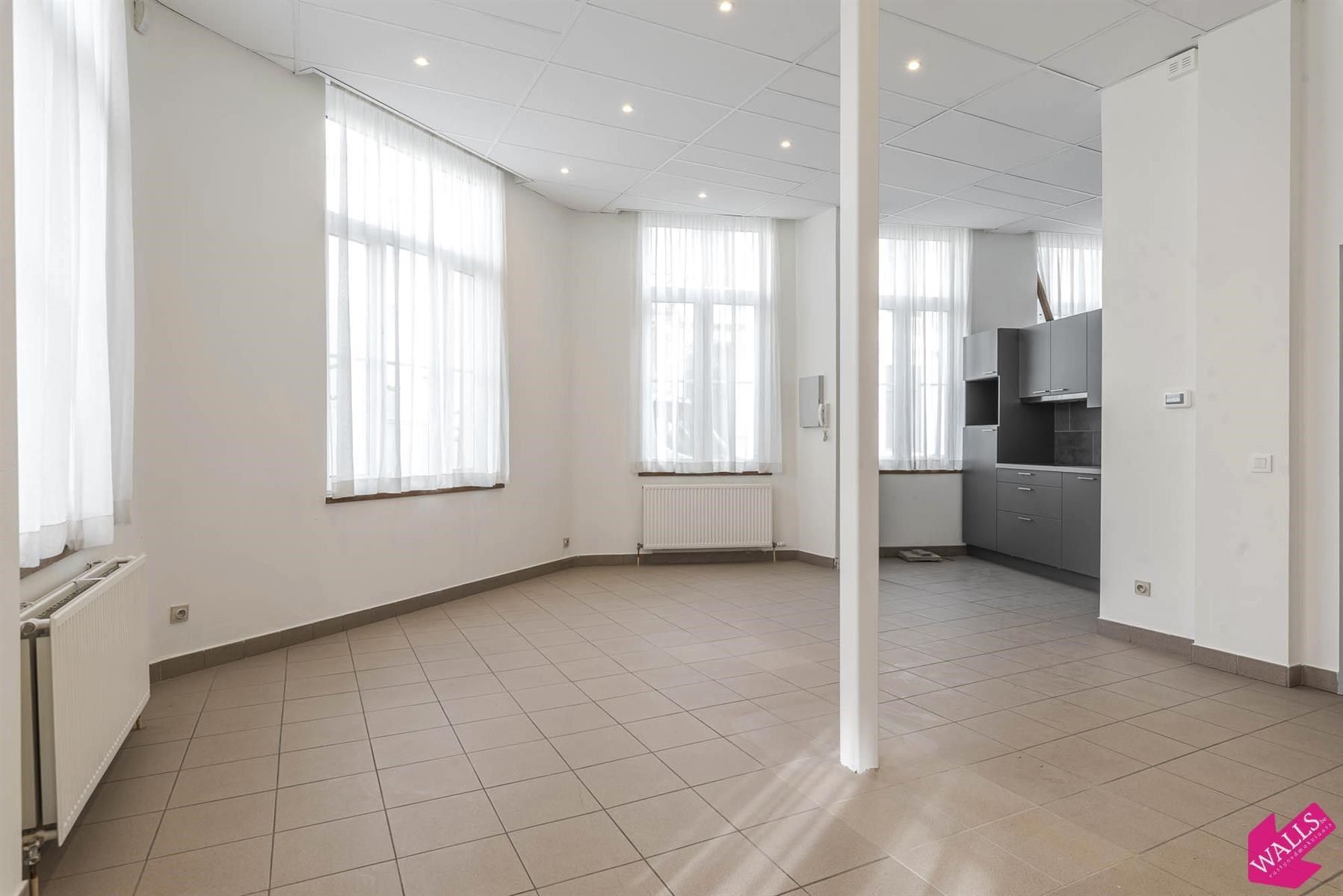 Lichtrijk en gerenoveerd hoekappartement aan Mechelsplein foto 3