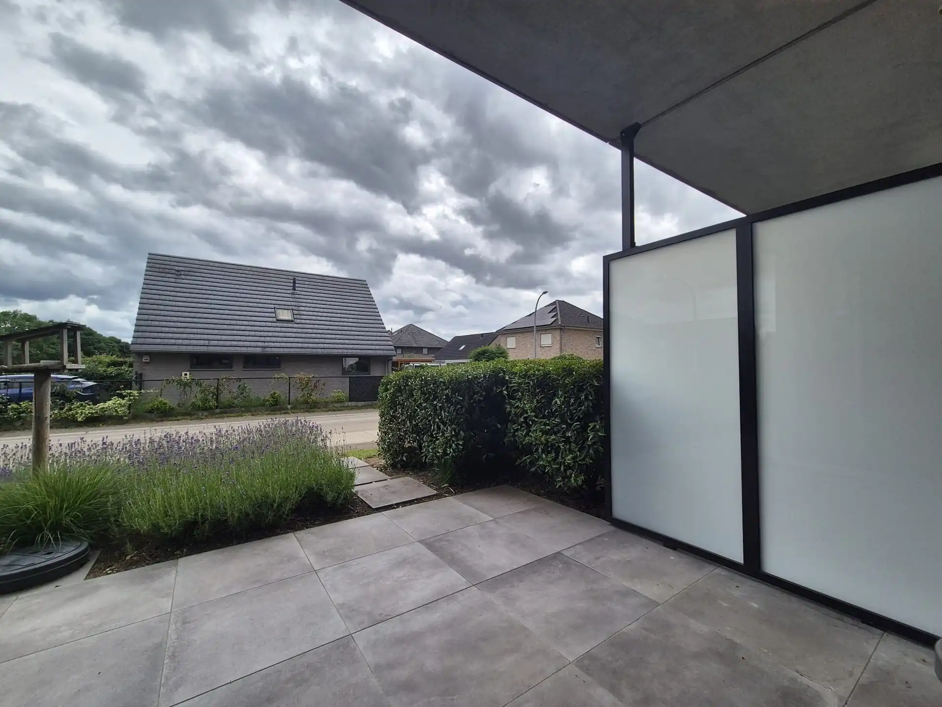 Modern gelijkvloers appartement met terras. foto 13