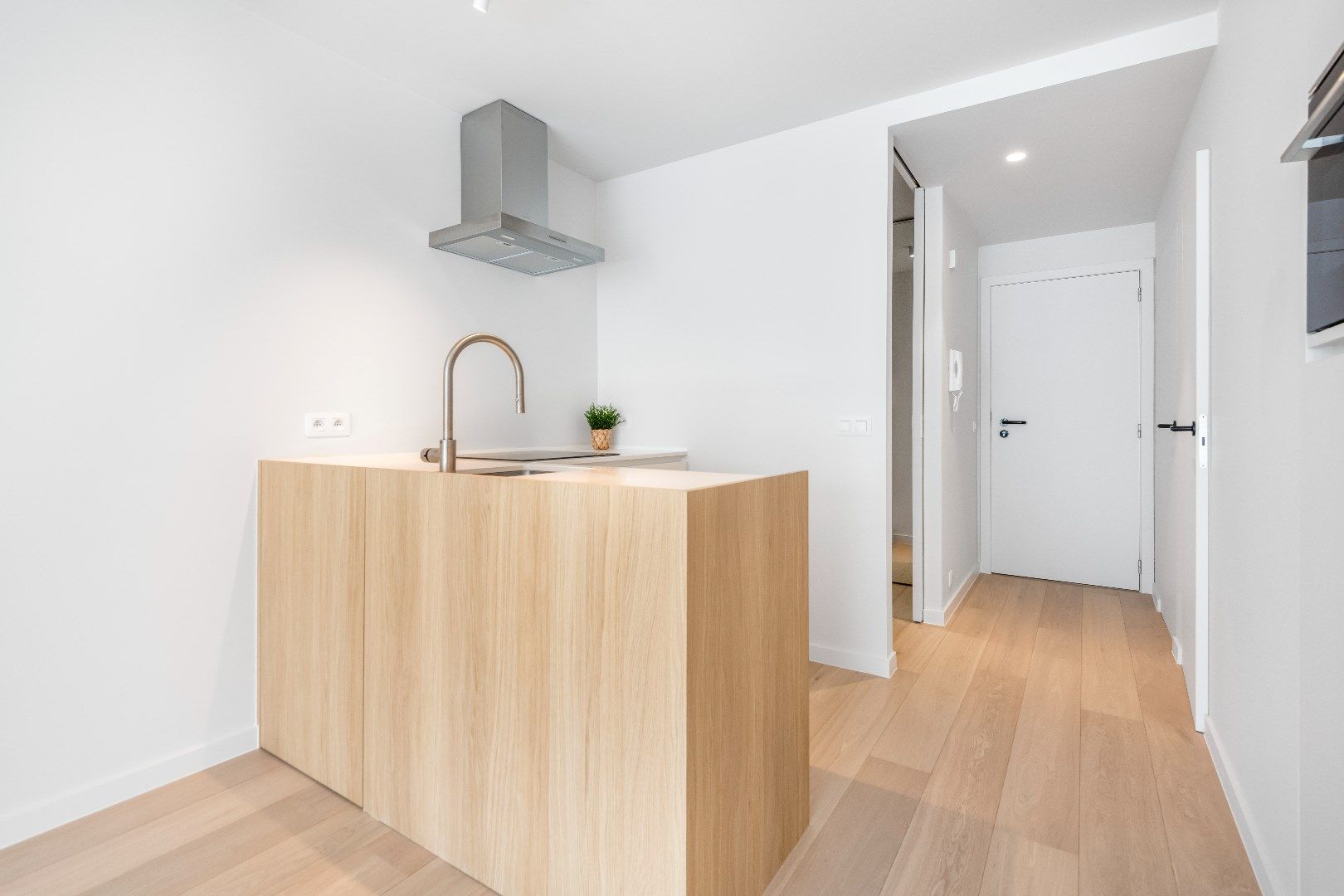 Gerenoveerde studio appartement met slaaphoek op een steenworp van de Zeedijk foto 9