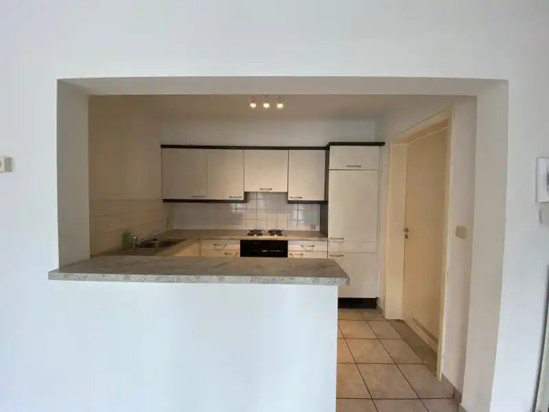 Gelijkvloers appartement met 2 slpks, terras en inpandige garage. foto 4
