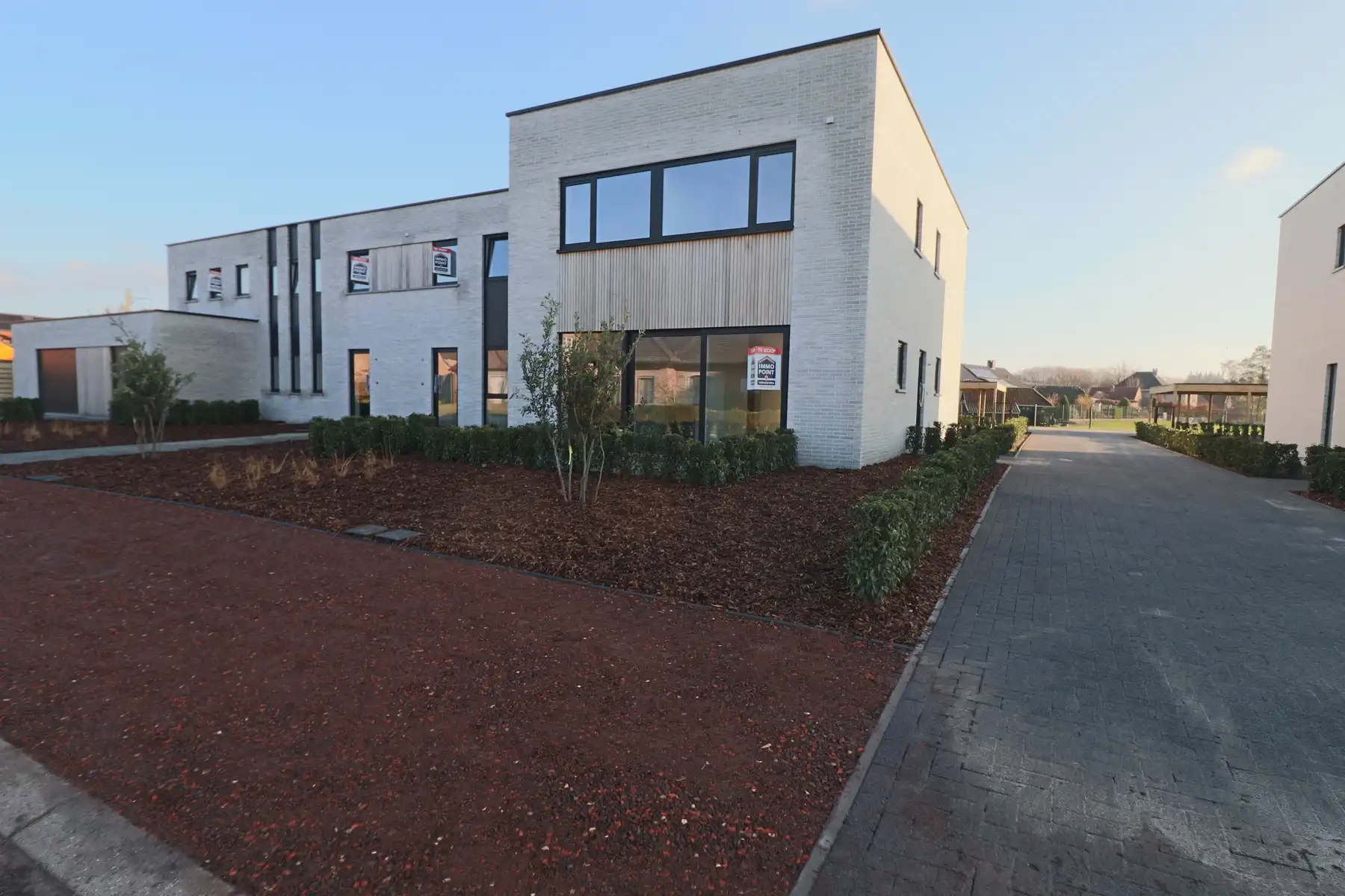 Halfopen woning met 3 slaapkamers en carport/fietsenberging op perceel van ca 320m² foto {{pictureIndex}}