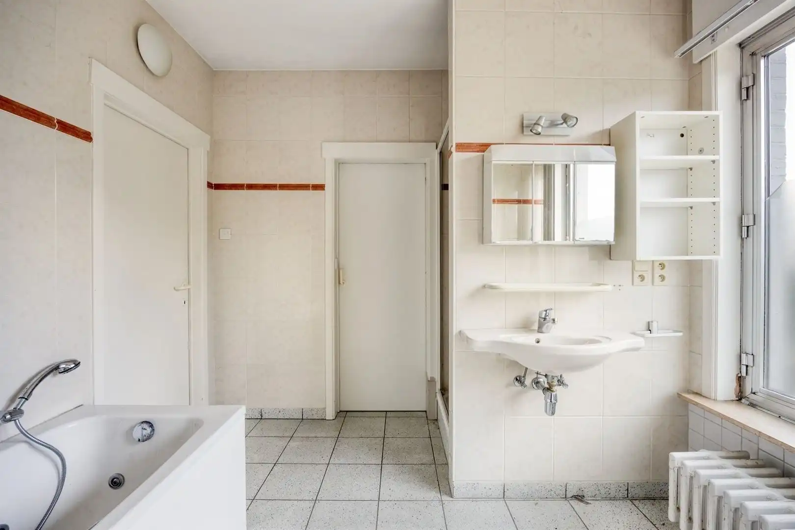 Villa met achterliggend kantoorgebouw foto 18