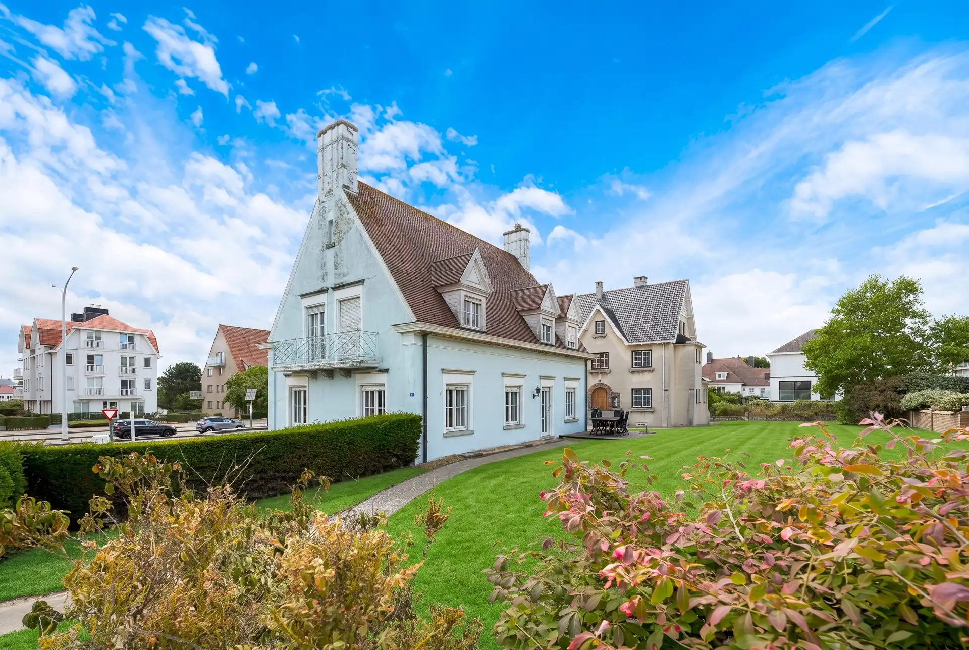 Majestueuze villa op toplocatie en 919m² grond, op slechts 150 meter van het strand foto 40