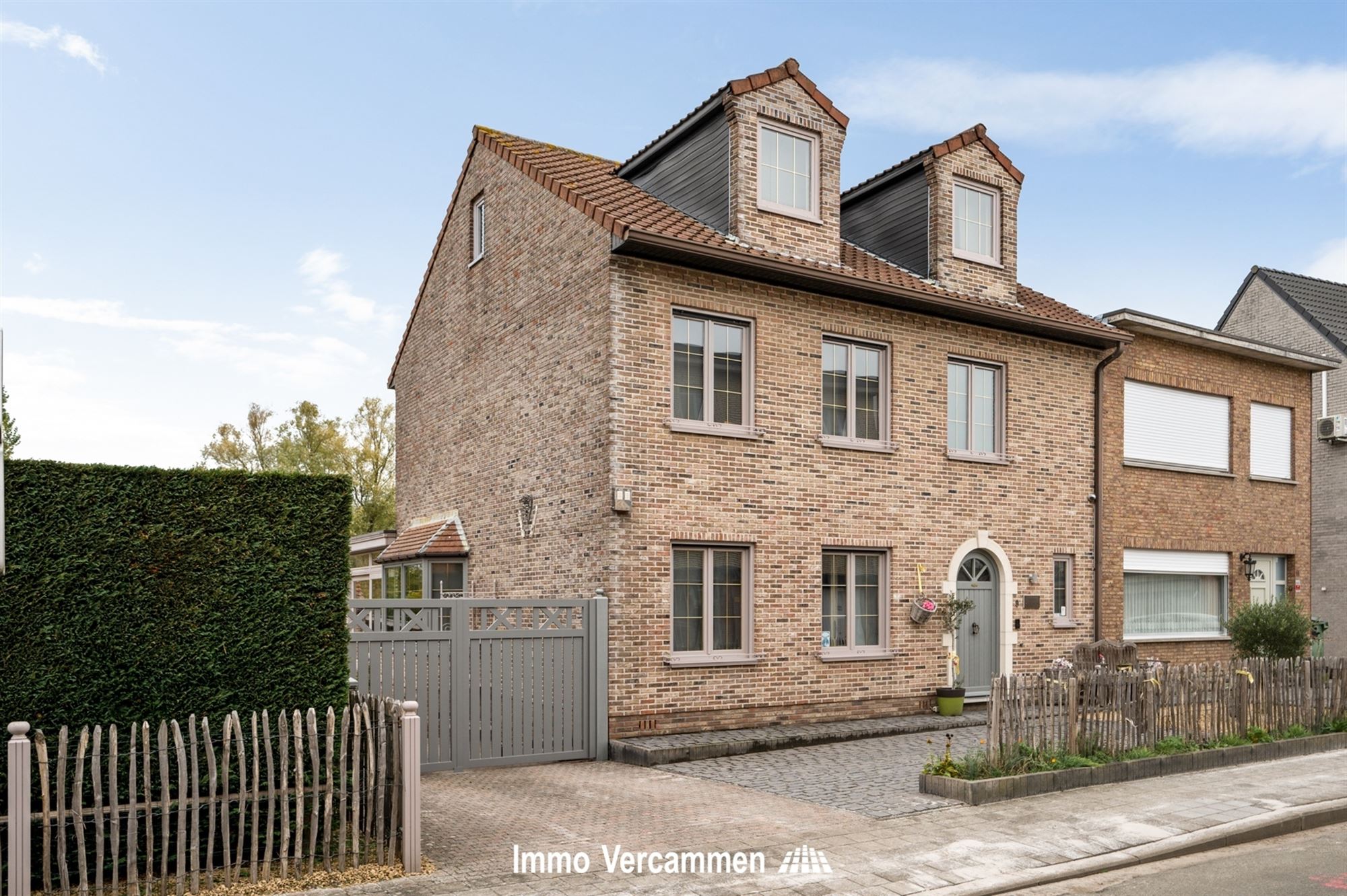 Verrassend ruime woning met atelier, gunstig gelegen te Duffel foto {{pictureIndex}}