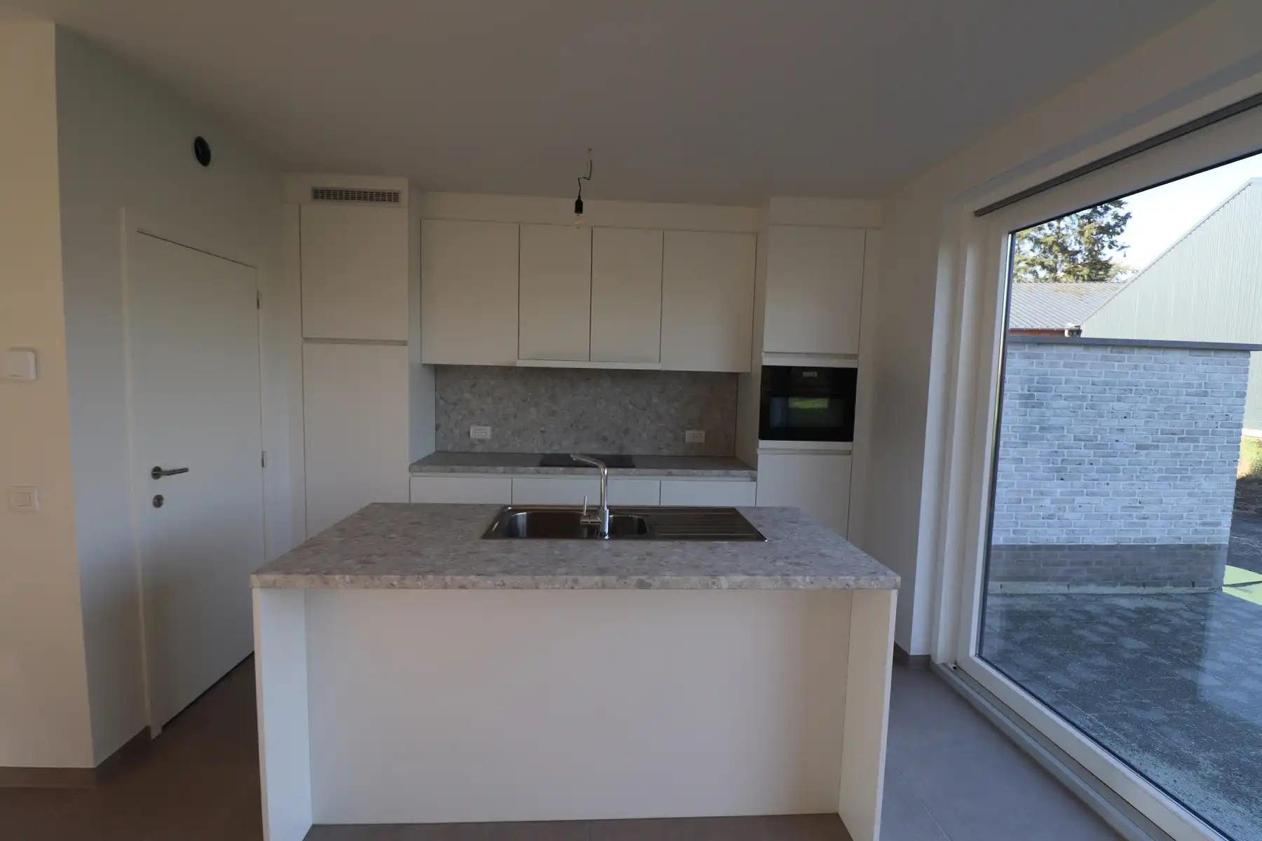 Ruime nieuwbouwwoning (163m² BO) met 3 slaapkamers, terras met tuin en brede carport. foto 4
