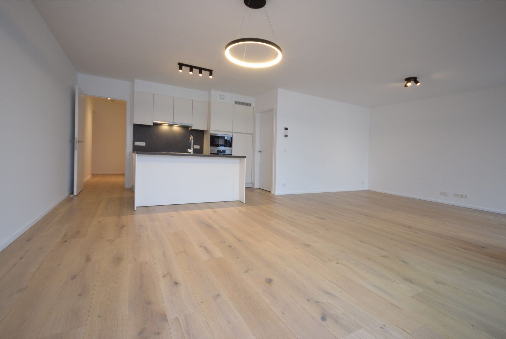 MODERN APPARTEMENT MET UITSTEKENDE LIGGING TE HUUR foto 2