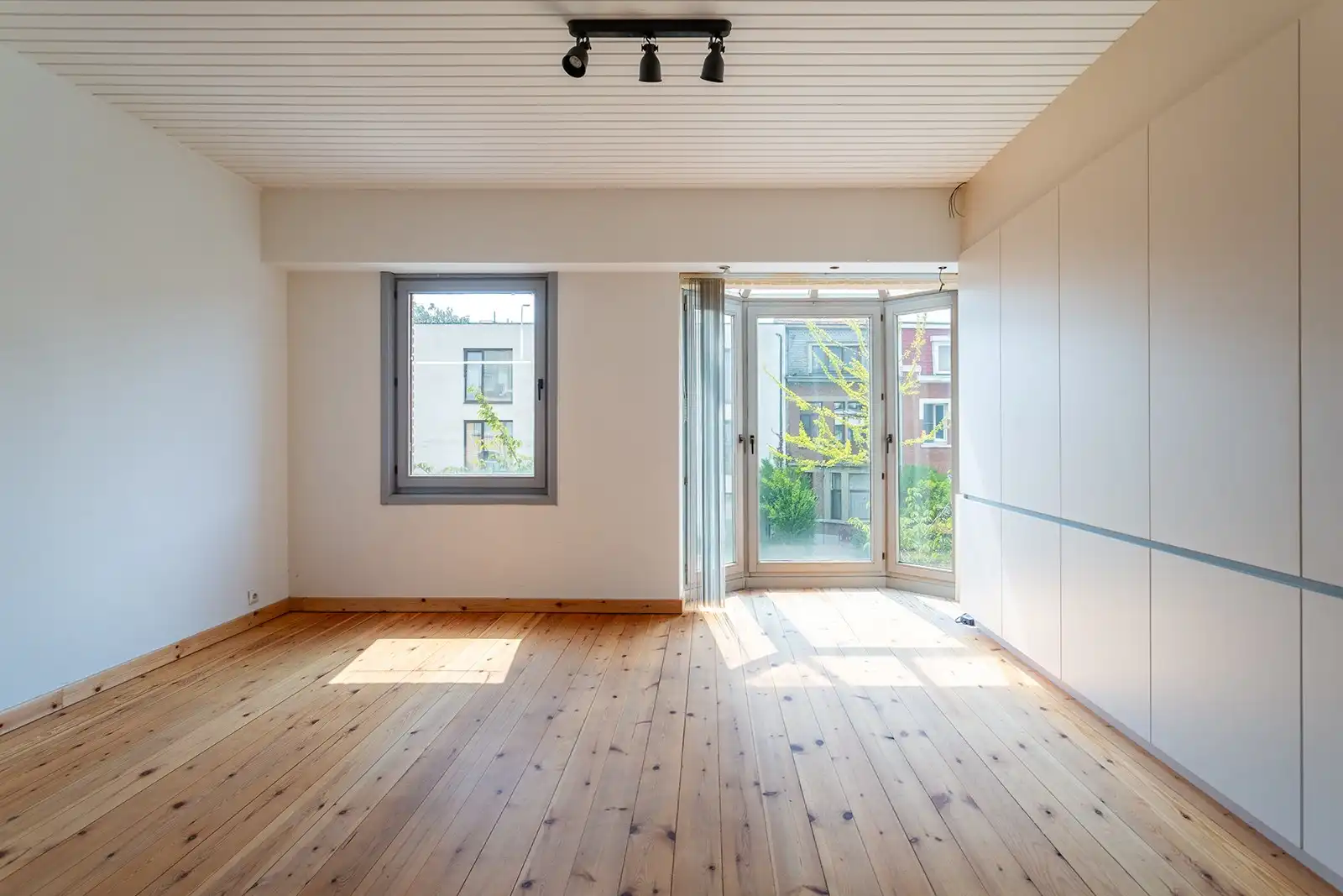 Lichtrijke bel-etagewoning met dubbele garage en ruime tuin foto 14