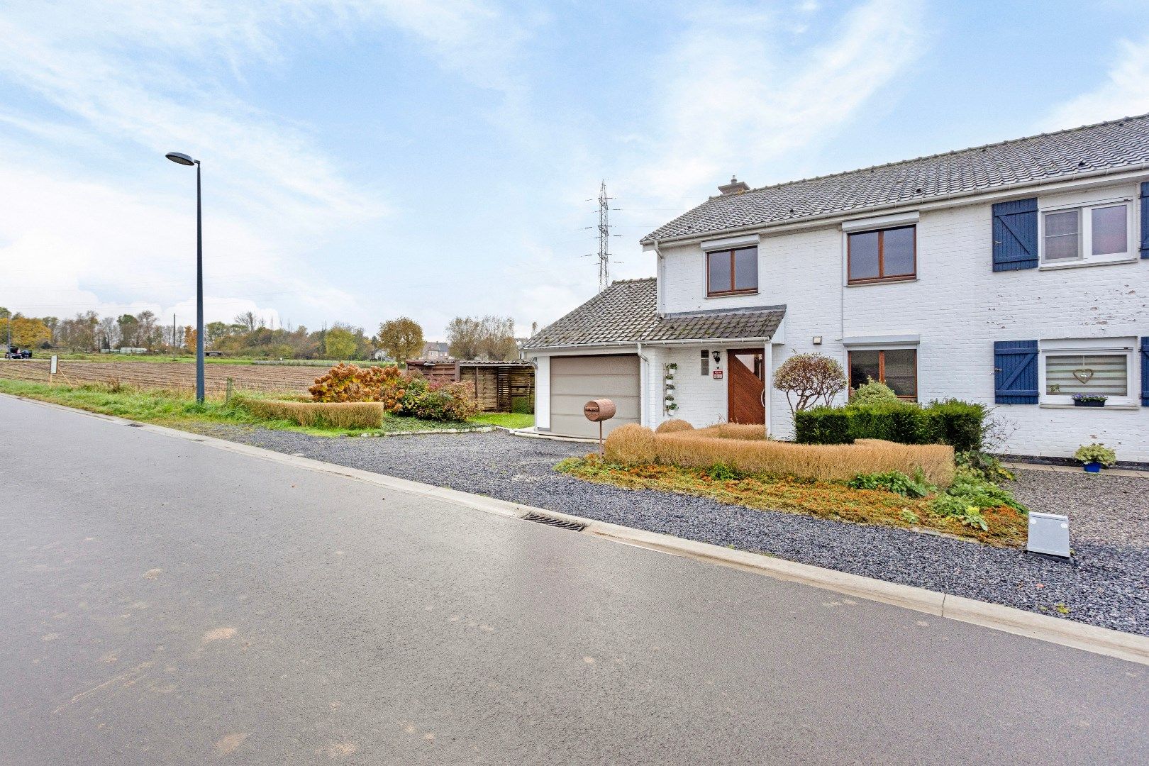 Solide 3-gevel woning met 3 slpks, tuin en garage nabij centrum Halle foto 3