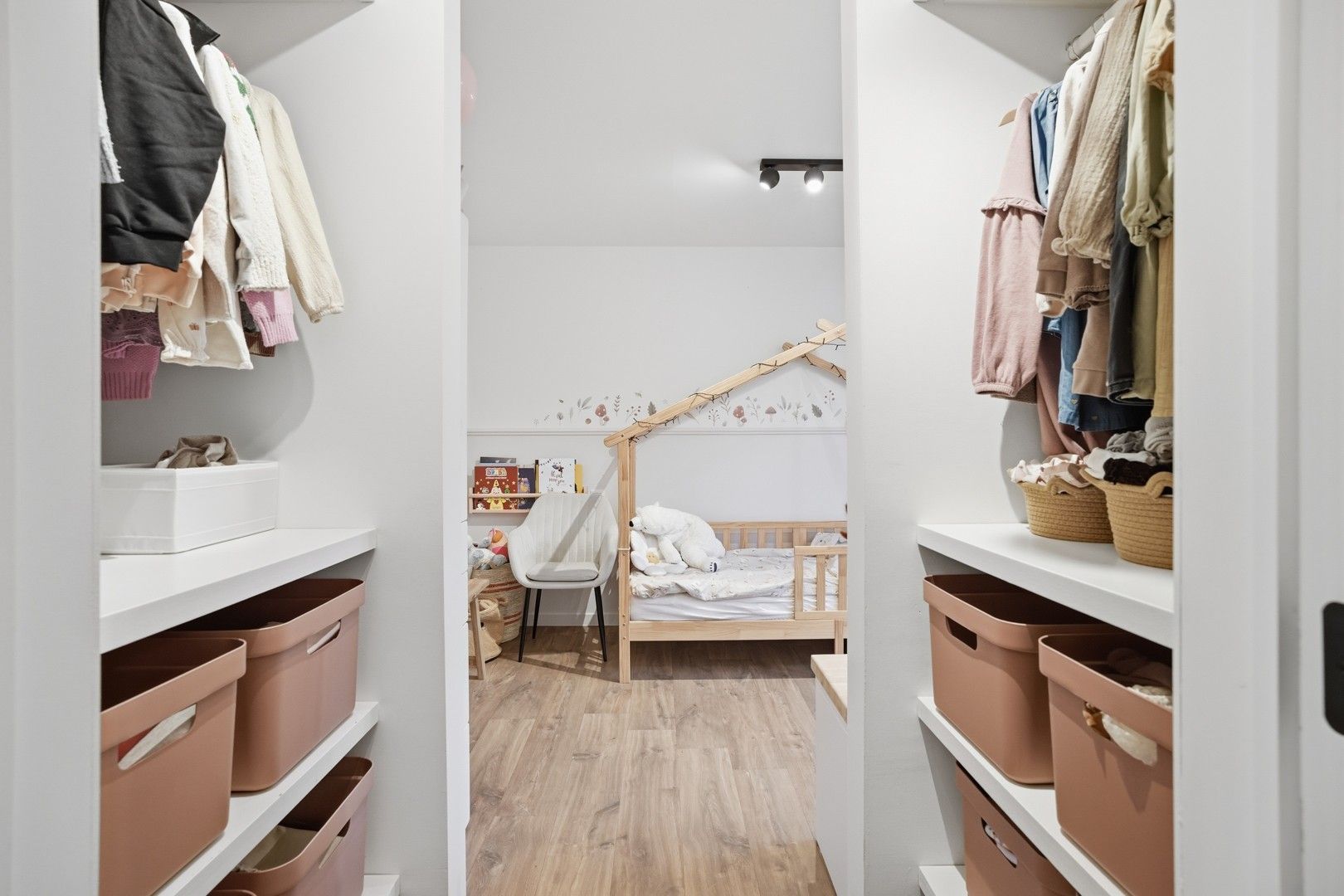 Halfopen bebouwing met uitweg en carport in het hartje van Zwevezele foto 9