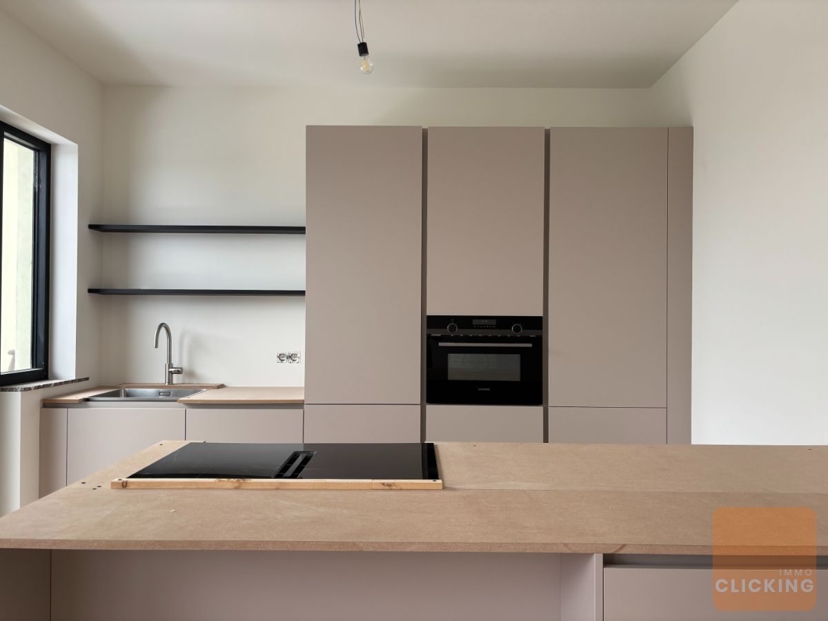 Totaal gerenoveerde woning 3 slaapkamers, parking en zonnige tuin foto 9