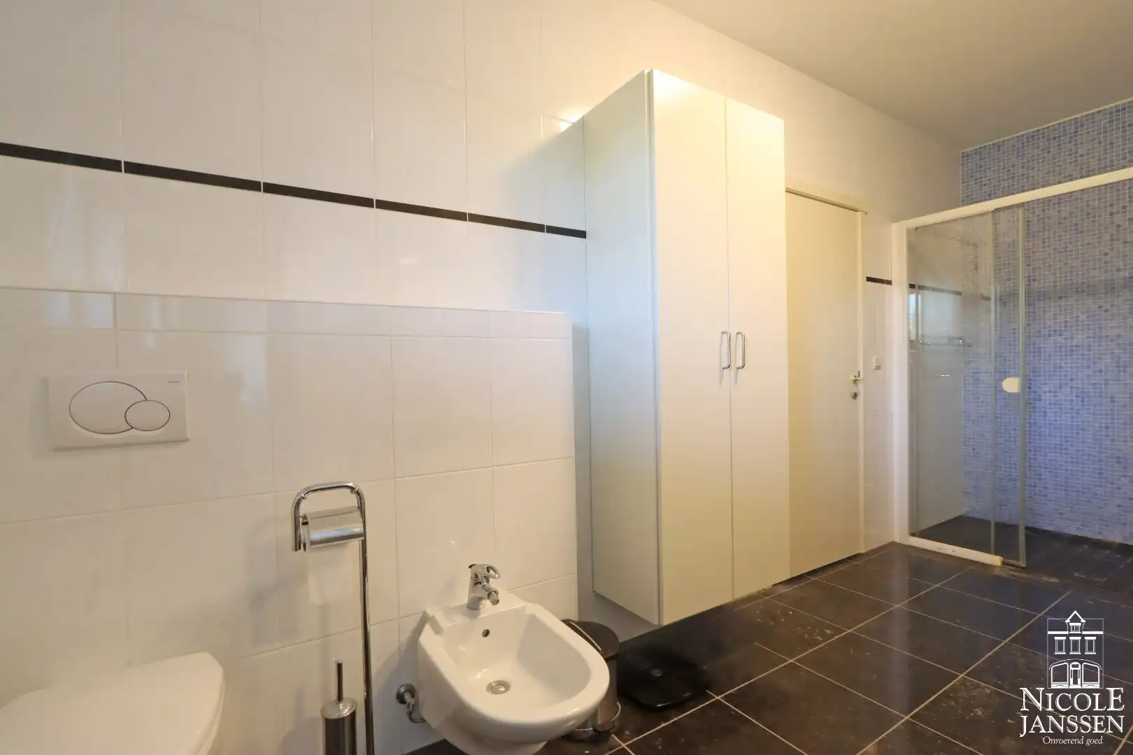 Zeer ruim appartement met twee slaapkamers, een royaal terras en garage met berging foto 16