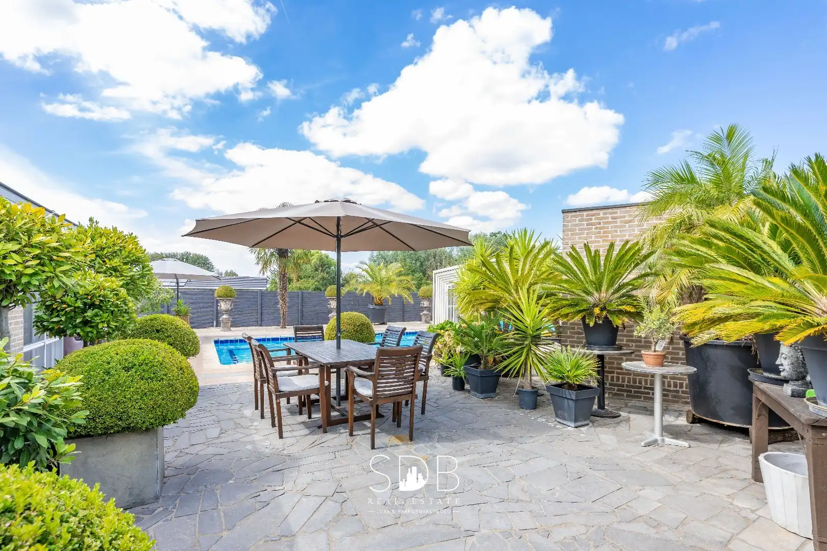 Hedendaagse villa met zwembad en magazijn van 299m²  foto 21