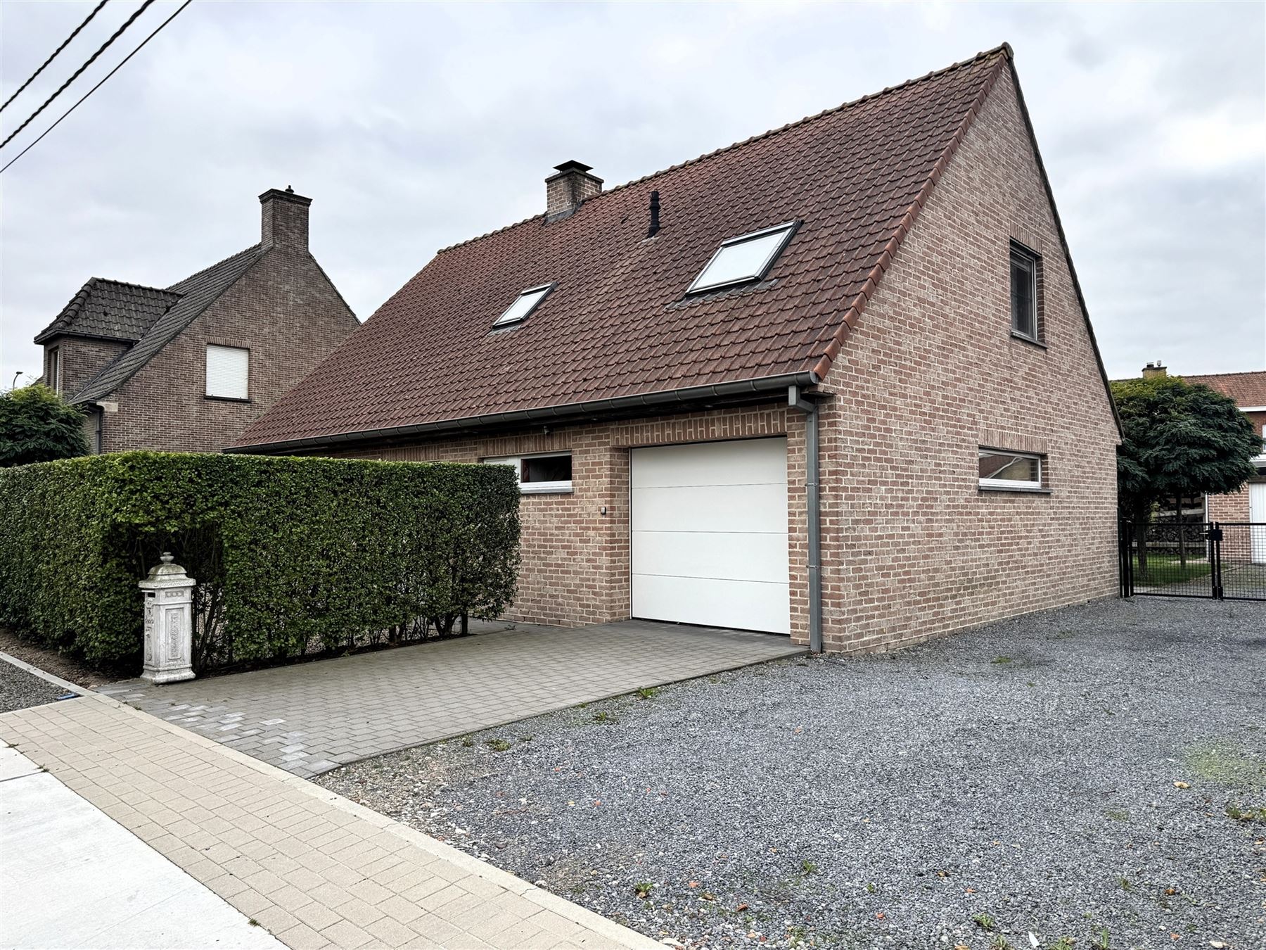 Instapklare gezinswoning met twee garages en grote tuin in Vichte foto 15