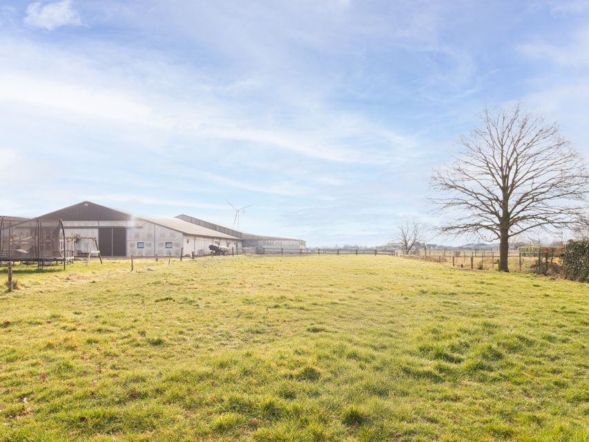 Ruime bouwgrond in groene en rustige buurt foto 2