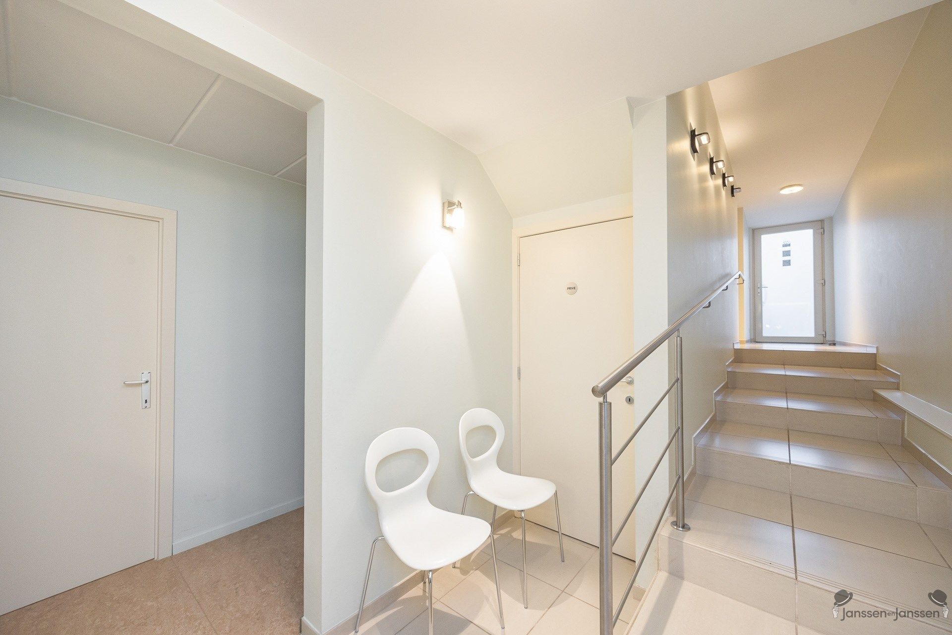 Woning met 4 slaapkamers en praktijk- of kantoorruimte op 744 m² foto 5