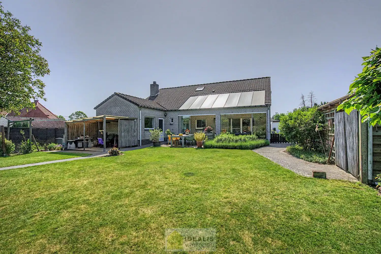 IDEALIS VASTGOED – ROYALE, INSTAPKLARE EN ZEER GOED ONDERHOUDEN GEZINSWONING OP EEN RUSTIG PERCEEL VAN 8A 44CA MET 4 KNAPPE SLAAPKAMERS, RUIME GOED UITGERUSTE BADKAMER, RECENT GERENOVEERDE KEUKEN, HEERLIJKE VERANDA EN VRIJSTAANDE CARPORT - De woning omvat maar liefst +- 225m² bewoonbare oppervlakte met een ruime lichtrijke woonkamer, uitgeruste recent gerenoveerde keuken, 4 slaapkamers, ruime badkamer voorzien van ligbad en inloopdouche, hobbykamer/werkplaats en vrijstaande carport met achterliggende fietsenberging. foto 26