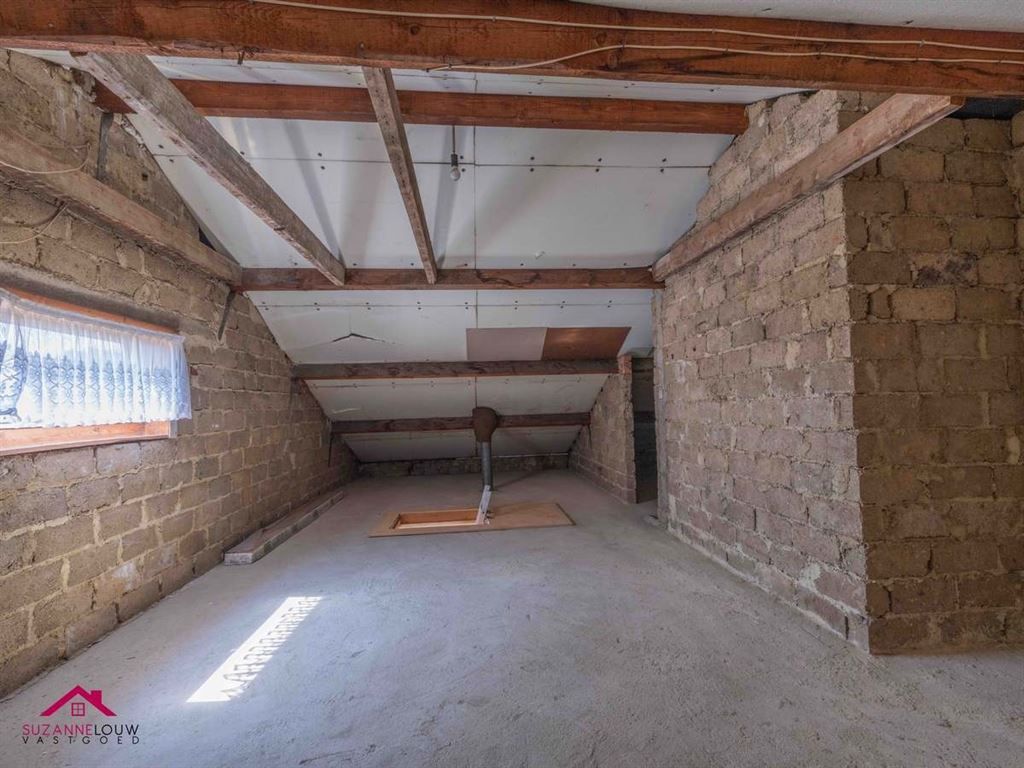 Vrijstaande, op te frissen woning foto 29