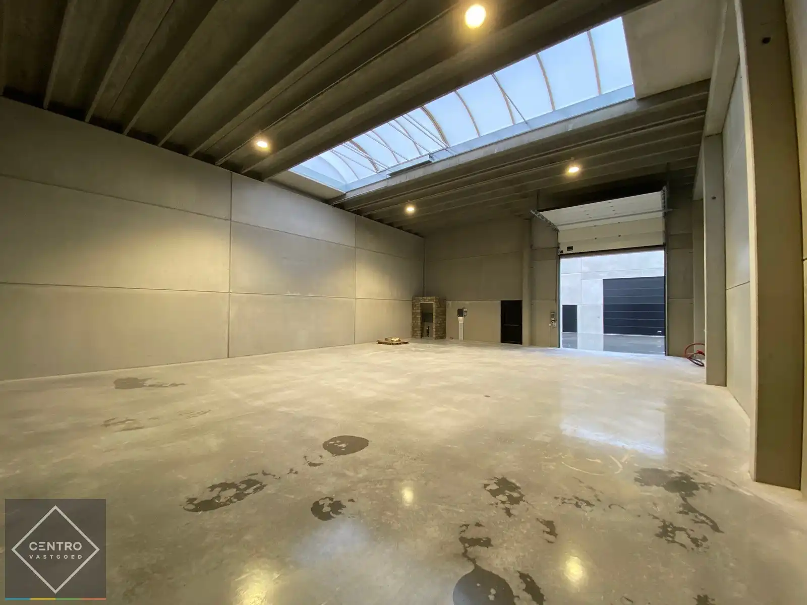 NB LOODS (221m2) voorzien van alle nutsen, vrije hoogte van 6,2m (tussenverdieping mogelijk) en een private PARKEERPLAATS op ambachtelijke zone te Brugge. foto 4