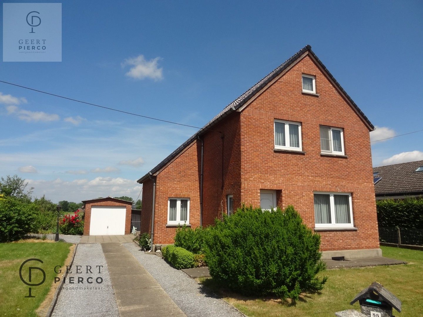 Hoofdfoto van de publicatie: Centraal tussen Hasselt en Sint-Truiden, treffen we aan de Steenweg 56 te Alken deze te renoveren woning met drie slaapkamer, garage en tuin op een perceel van 8a03ca (breedte perceel circa 22m).