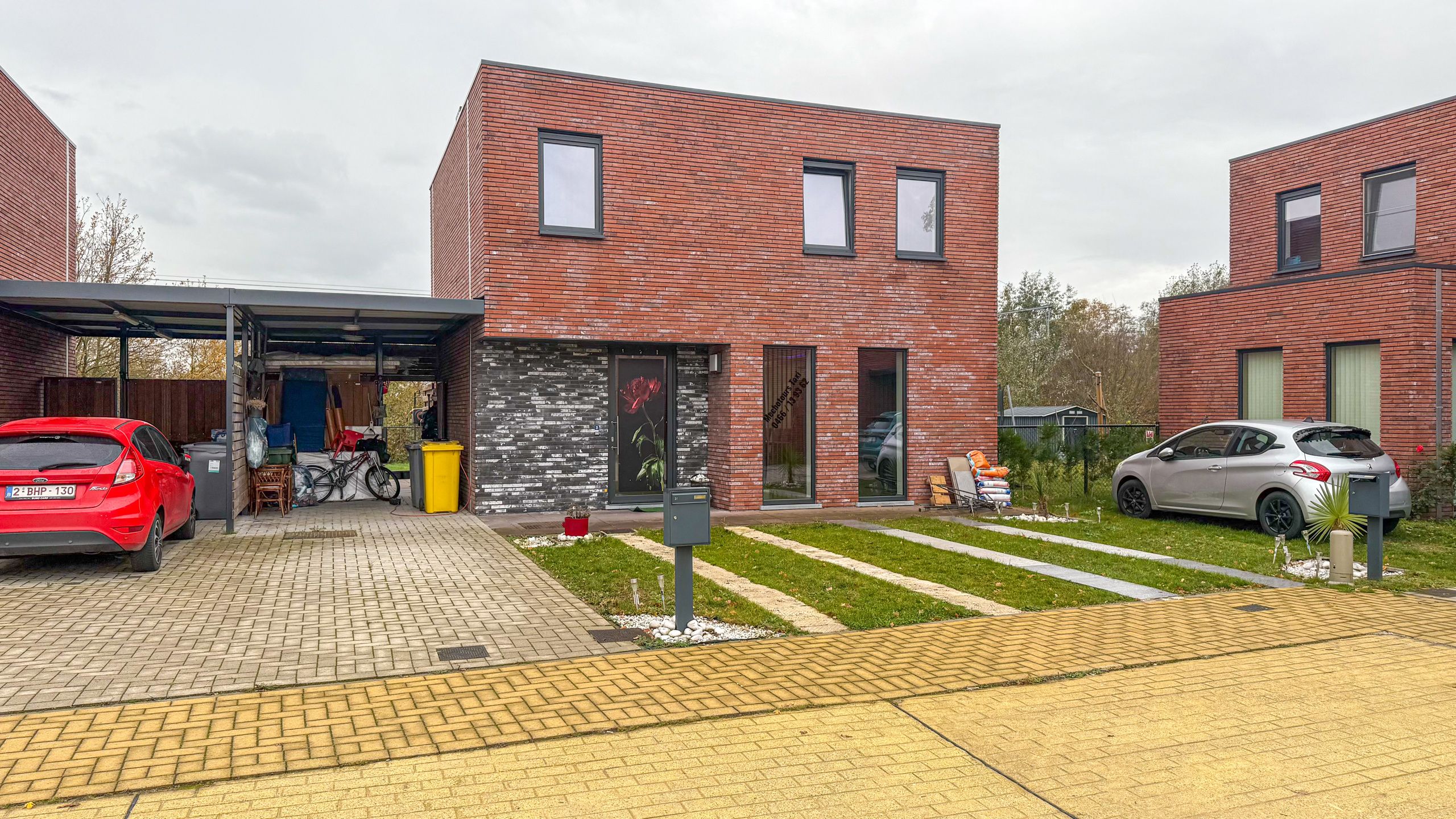 Moderne gezinswoning in rustige doodlopende straat met EPC A foto {{pictureIndex}}