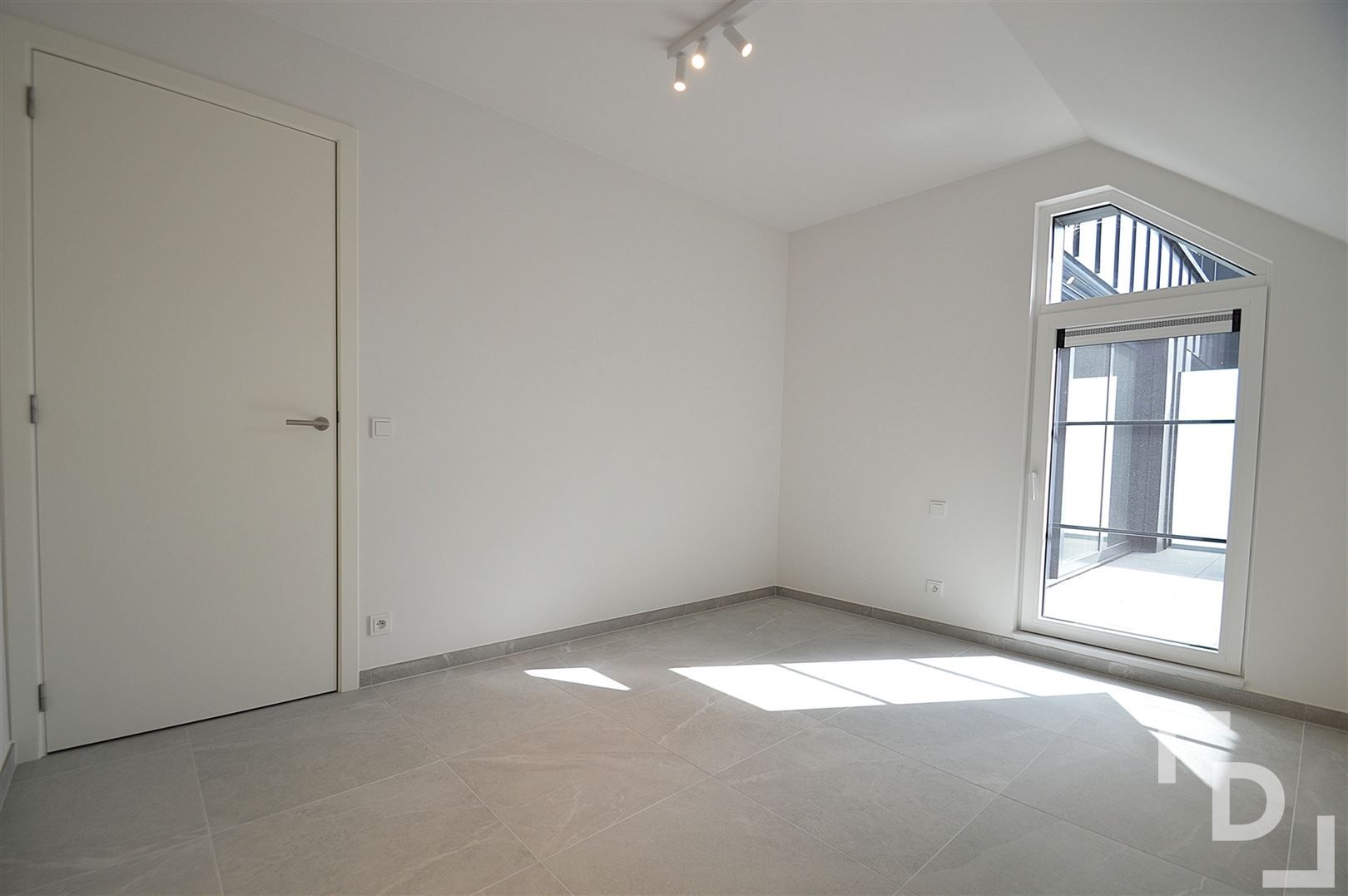 Nieuwbouwappartement met staanplaats te huur in centrum Ieper foto 12