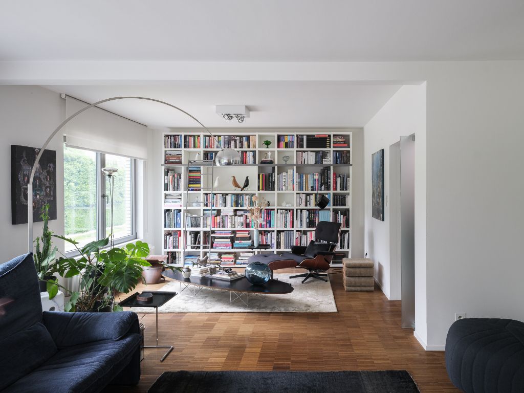Kwalitatieve design bel-étage met 3 slaapkamers (mogelijkheid tot 5), bureauruimte en goed georiënteerde tuin te Sint-Amandsberg. foto {{pictureIndex}}