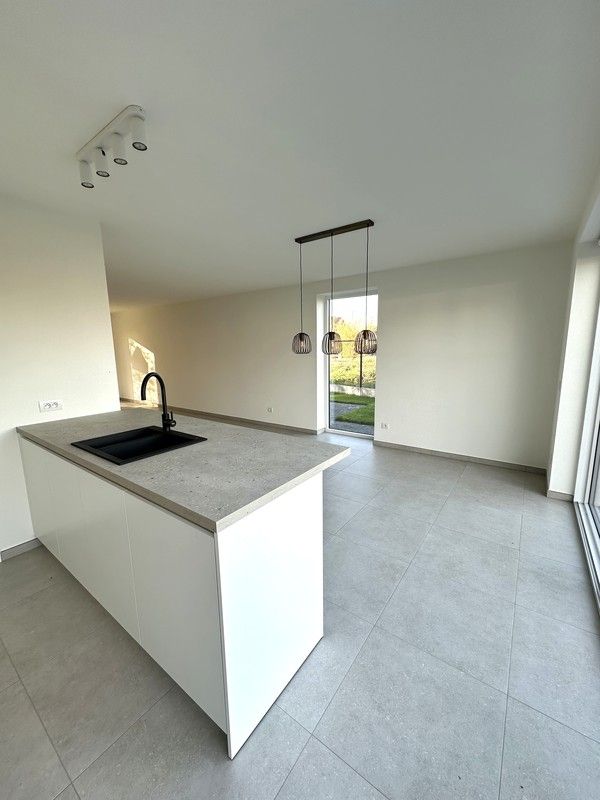 Volledig afgewerkte halfopen nieuwbouwwoning foto 4